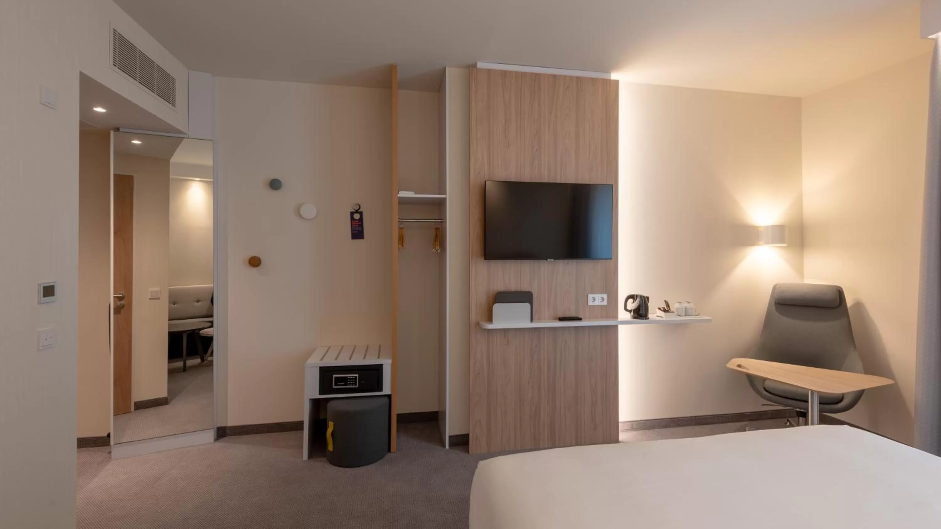 TV and multimedia, Bed in Holiday Inn Express - MUNICH NORTH by IHG