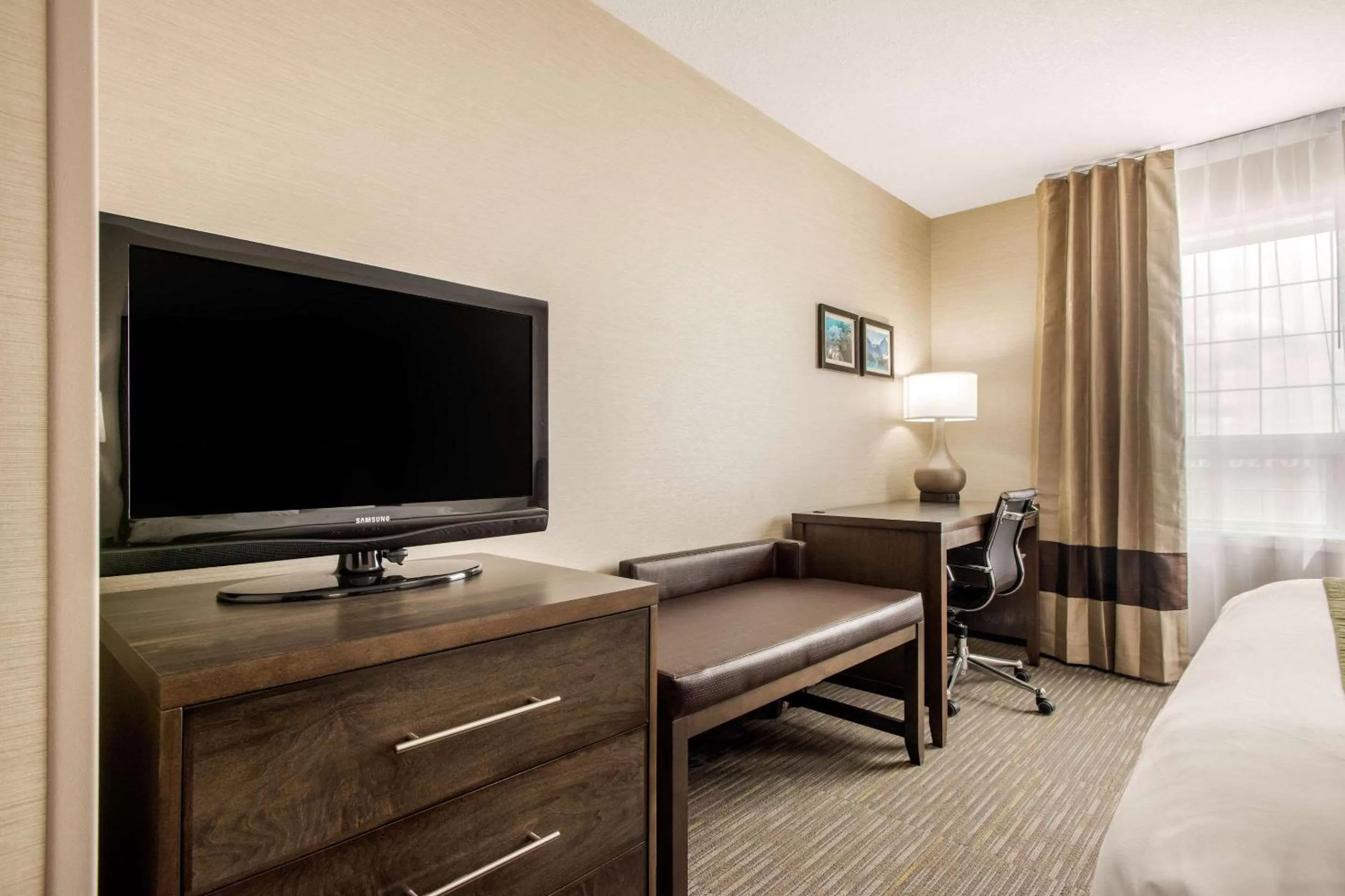 Photo of the whole room, Bed in Comfort Inn & Suites