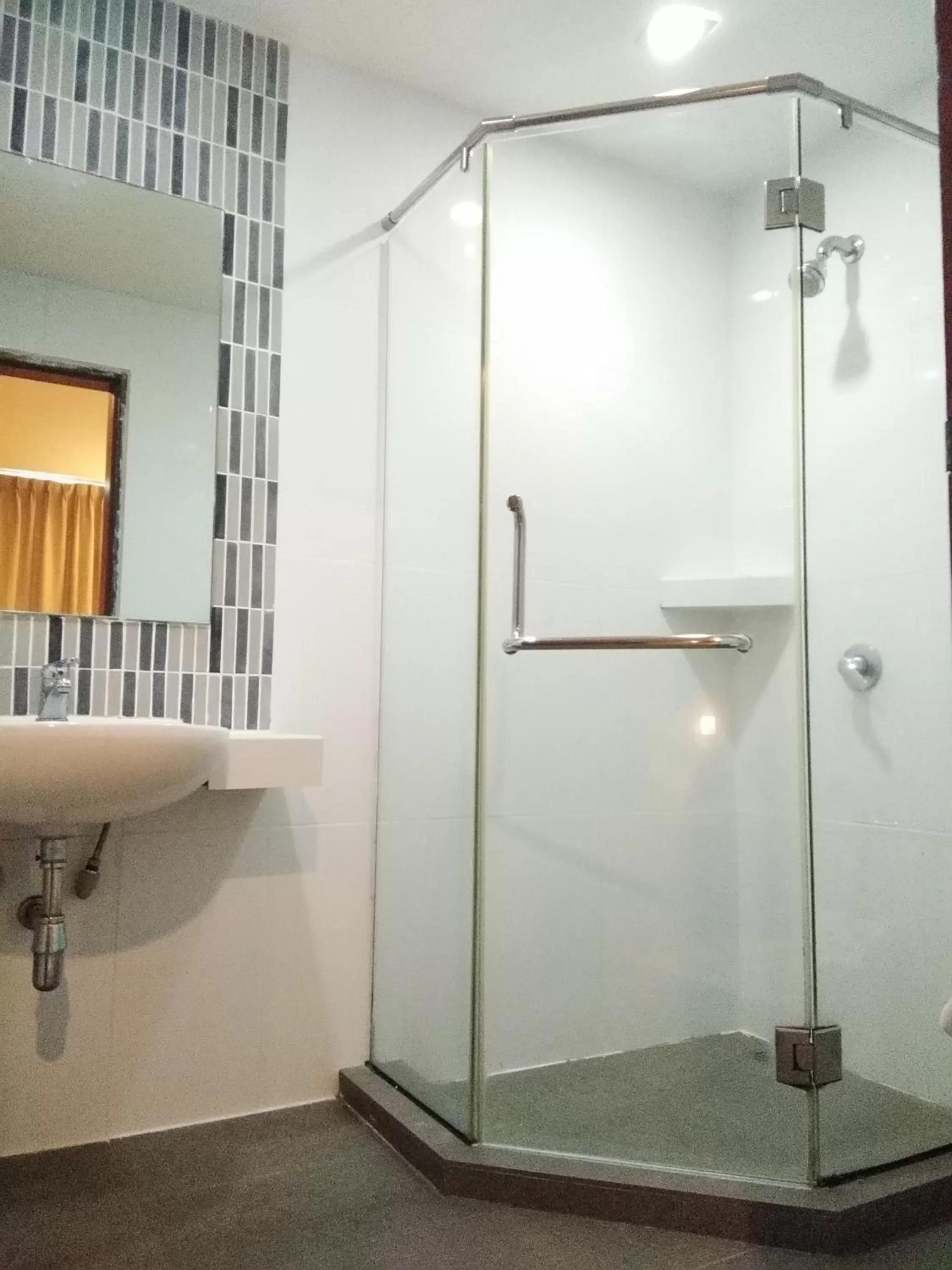 Shower in Kinabalu Daya Hotel