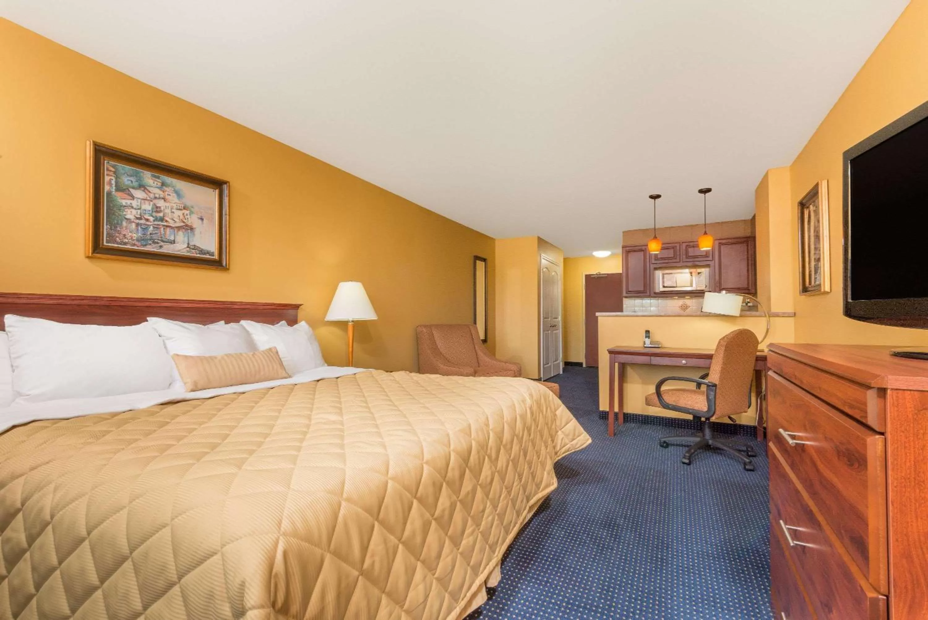 Photo of the whole room, Bed in Ramada by Wyndham Catlettsburg Ashland