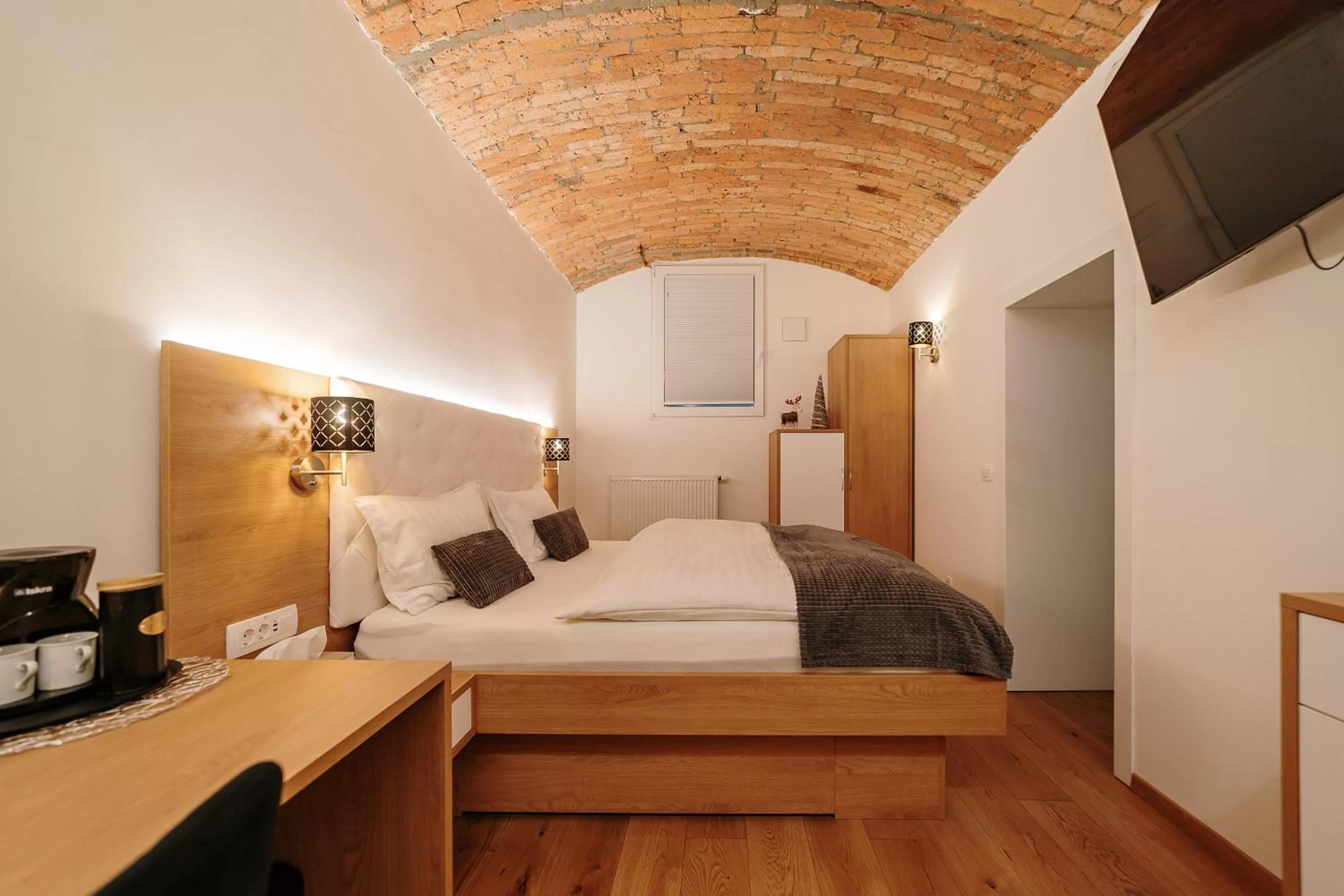 Property building, Bed in Operna klet Ljubljana