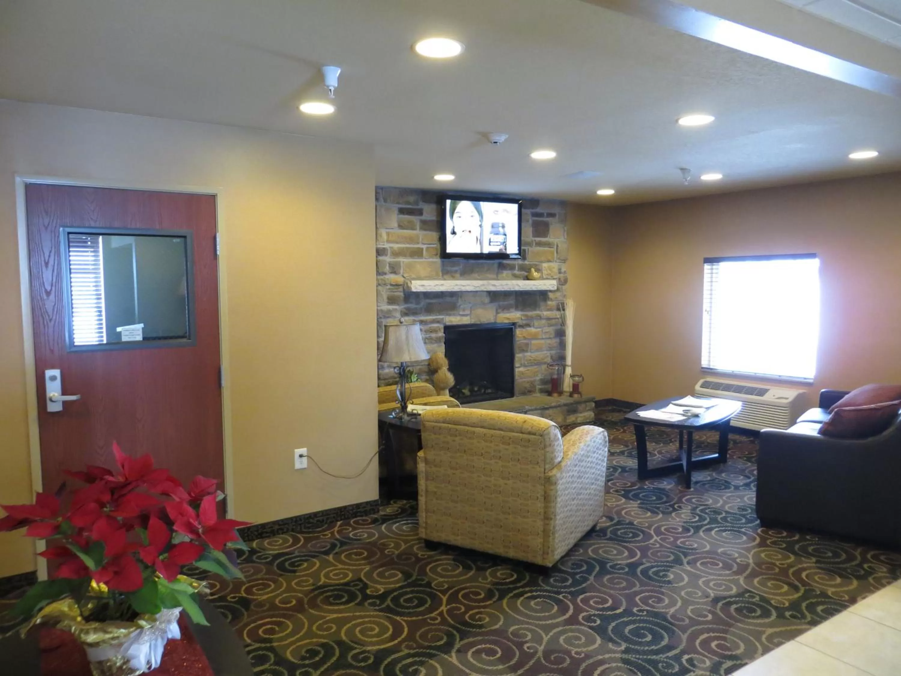 Communal lounge/ TV room in Cobblestone Inn & Suites - Harper