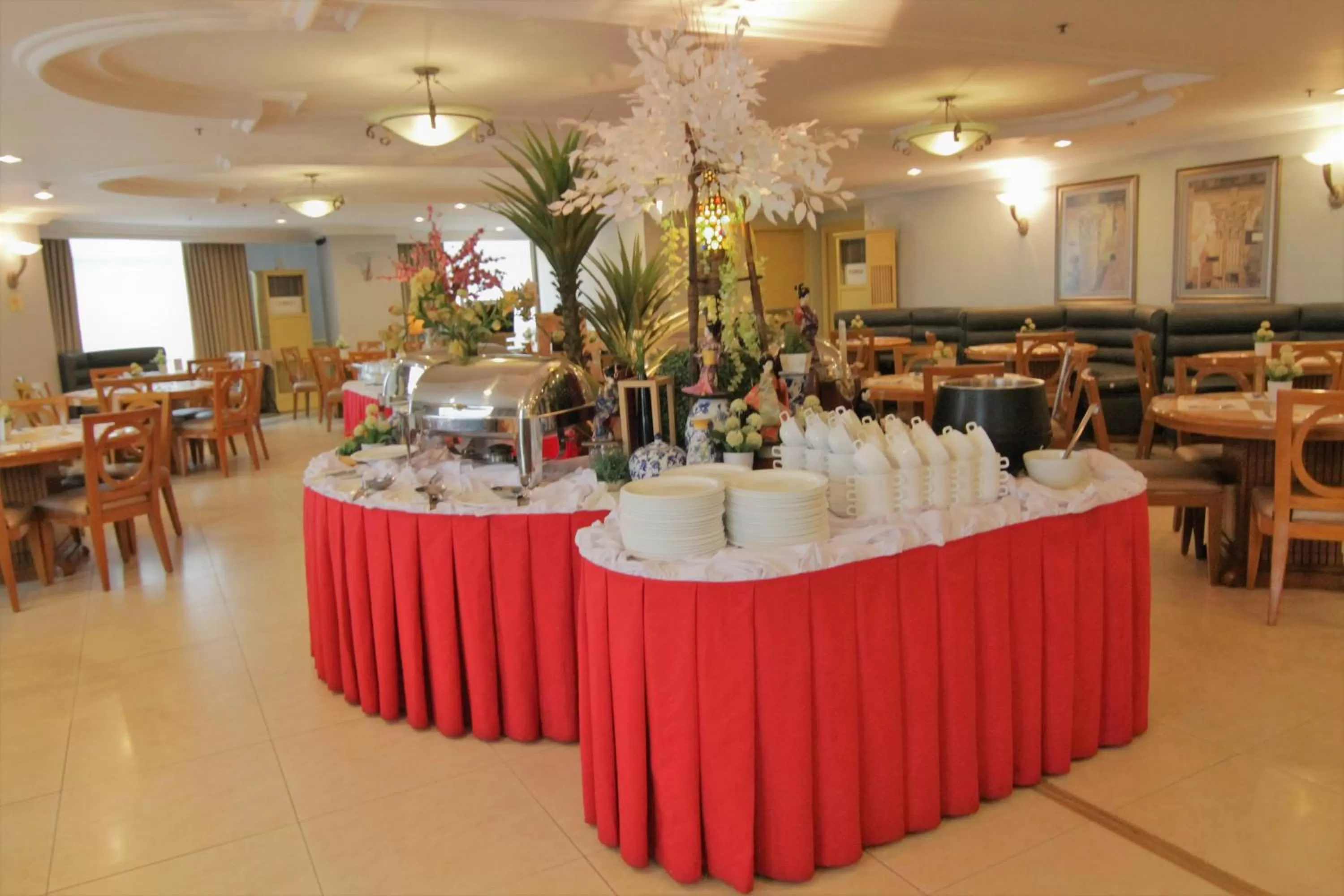 Restaurant/places to eat in The Grand Dame Hotel