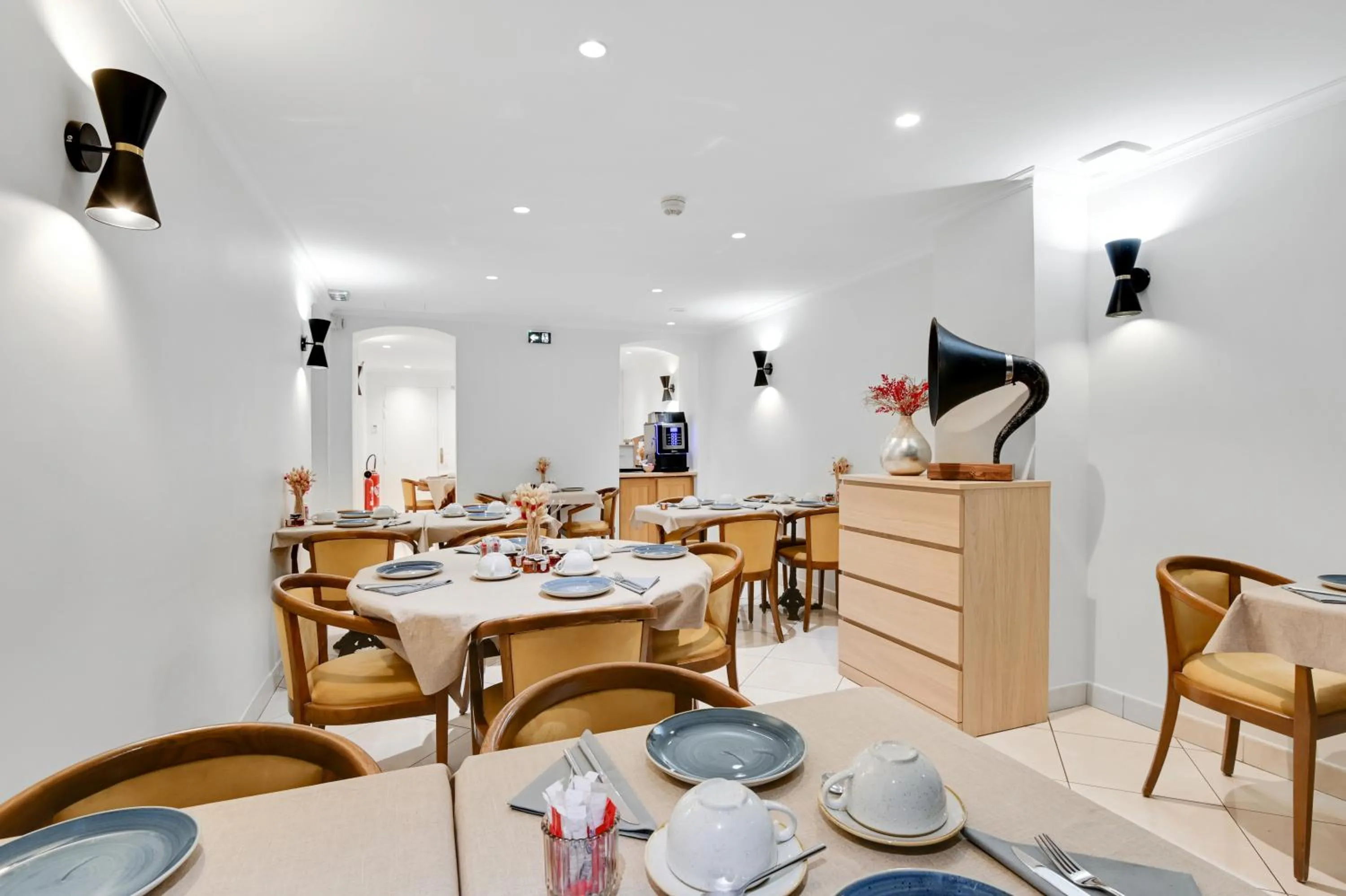 Restaurant/places to eat in Hotel Elysees Opera