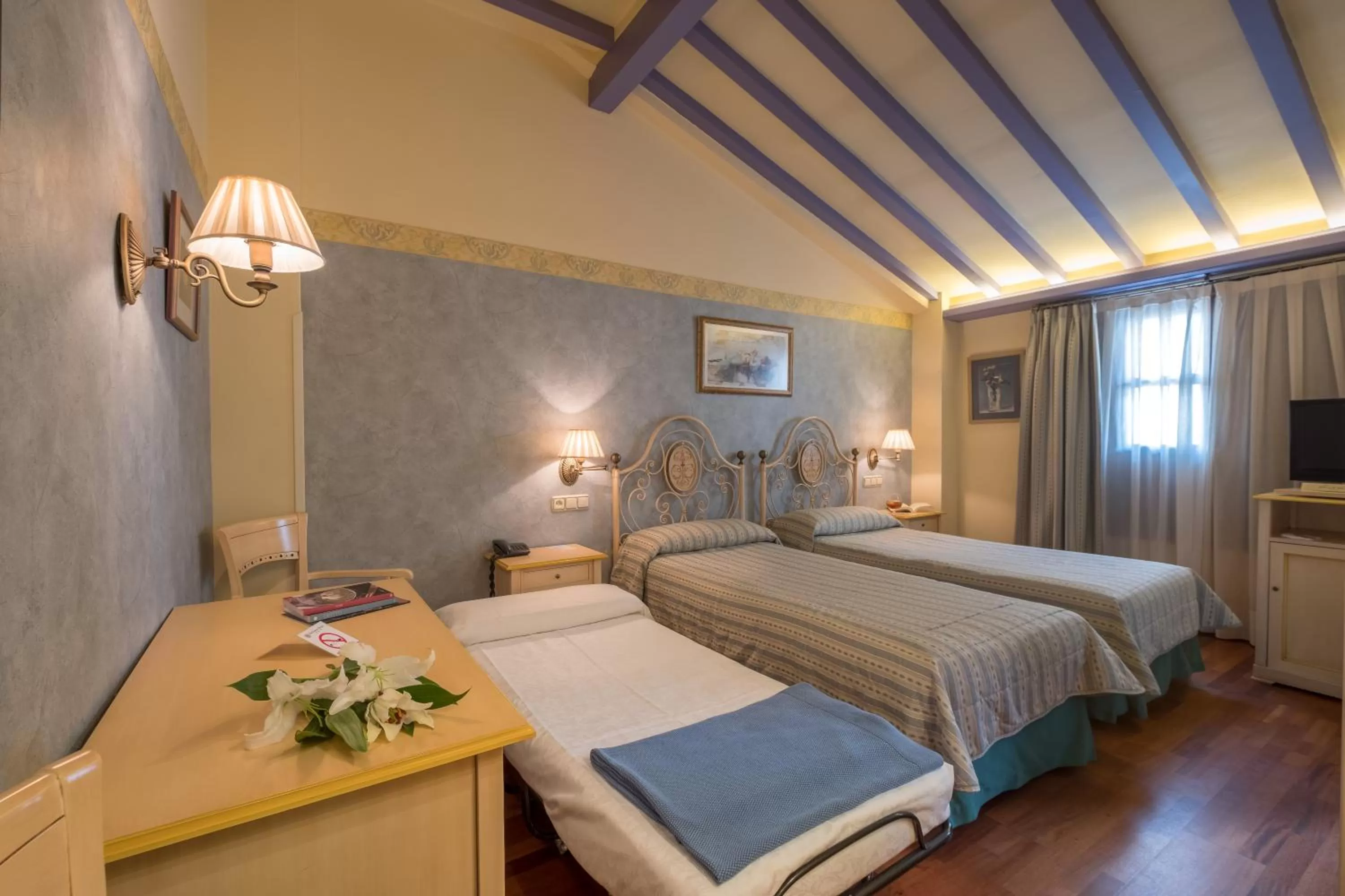 Photo of the whole room, Bed in Condesa de Chinchón