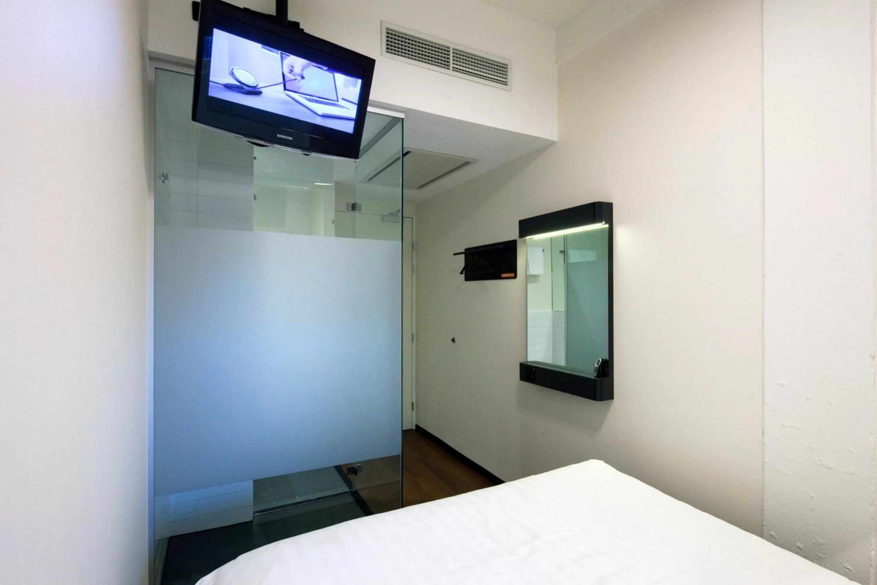 TV and multimedia, Bed in easyHotel Amsterdam City Centre South