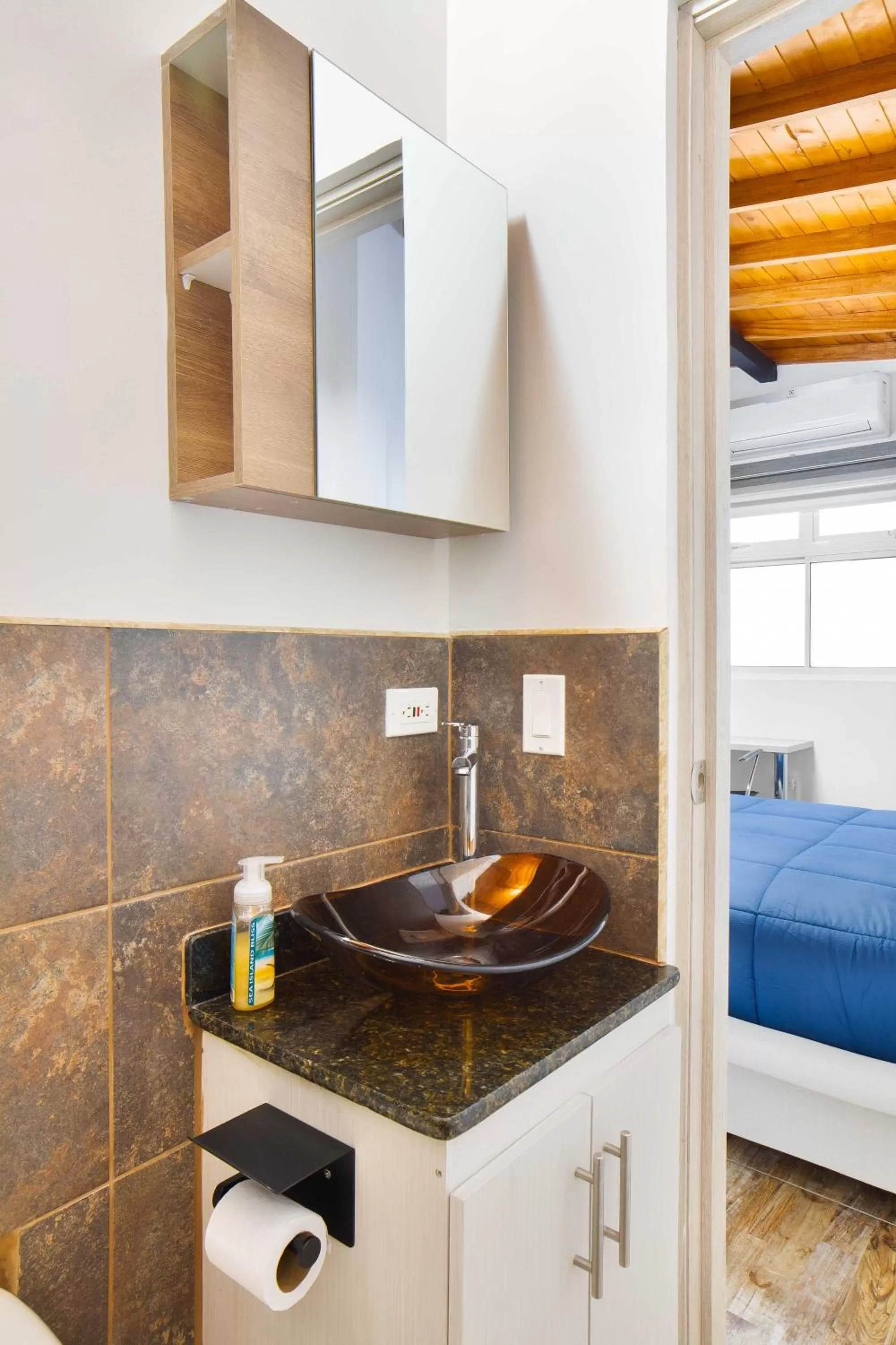 Public Bath, Kitchen/Kitchenette in Miracle