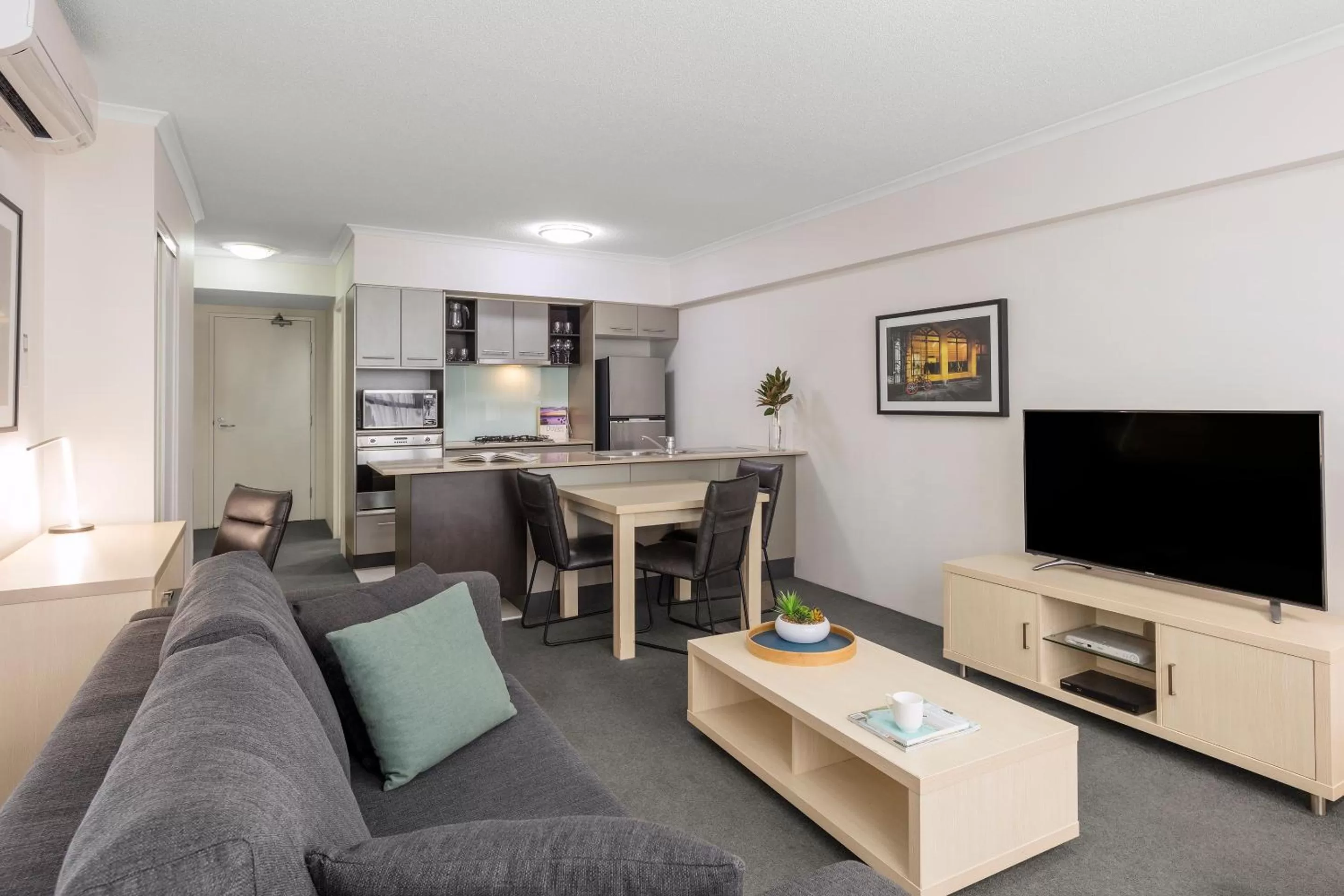 TV and multimedia in Oaks Brisbane River City Suites
