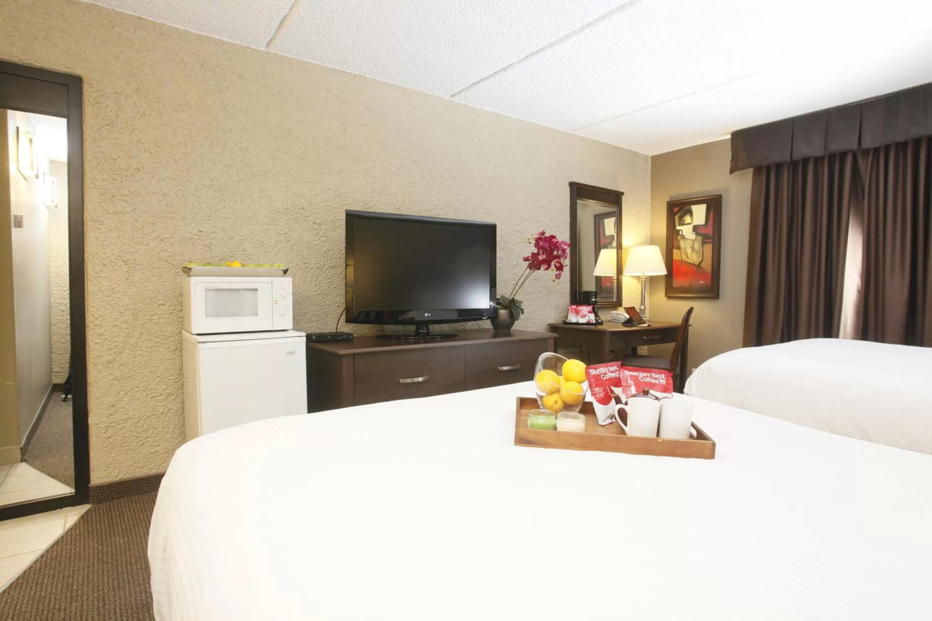 TV and multimedia, Bed in Radisson Hotel Fort St John