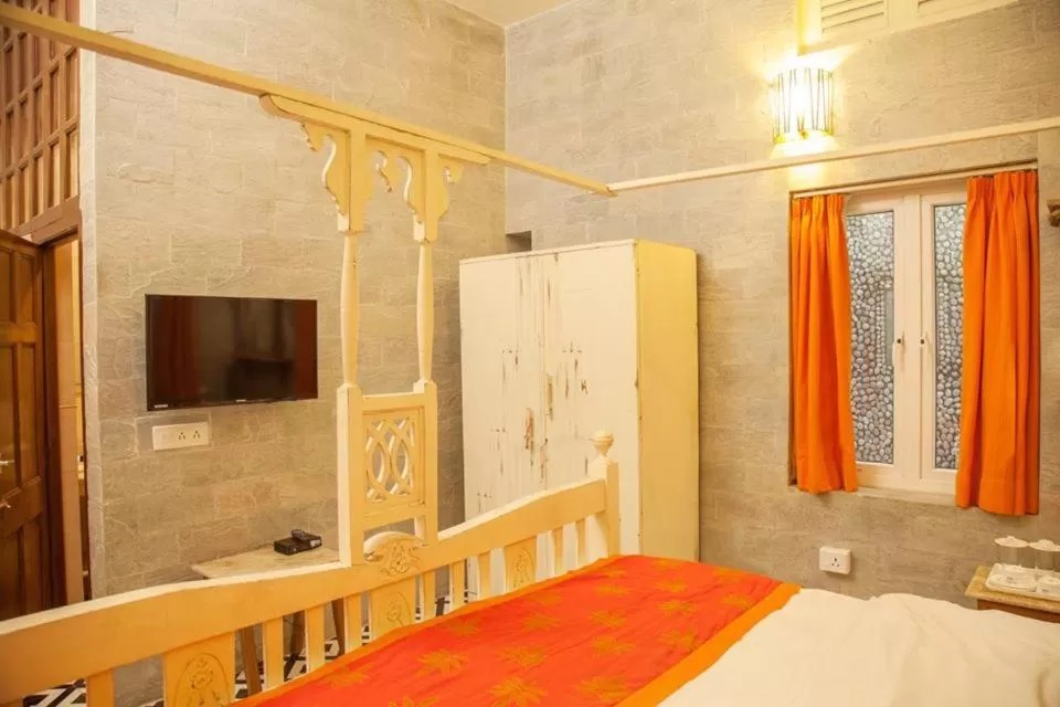 TV and multimedia, TV/Entertainment Center in The Ivy House