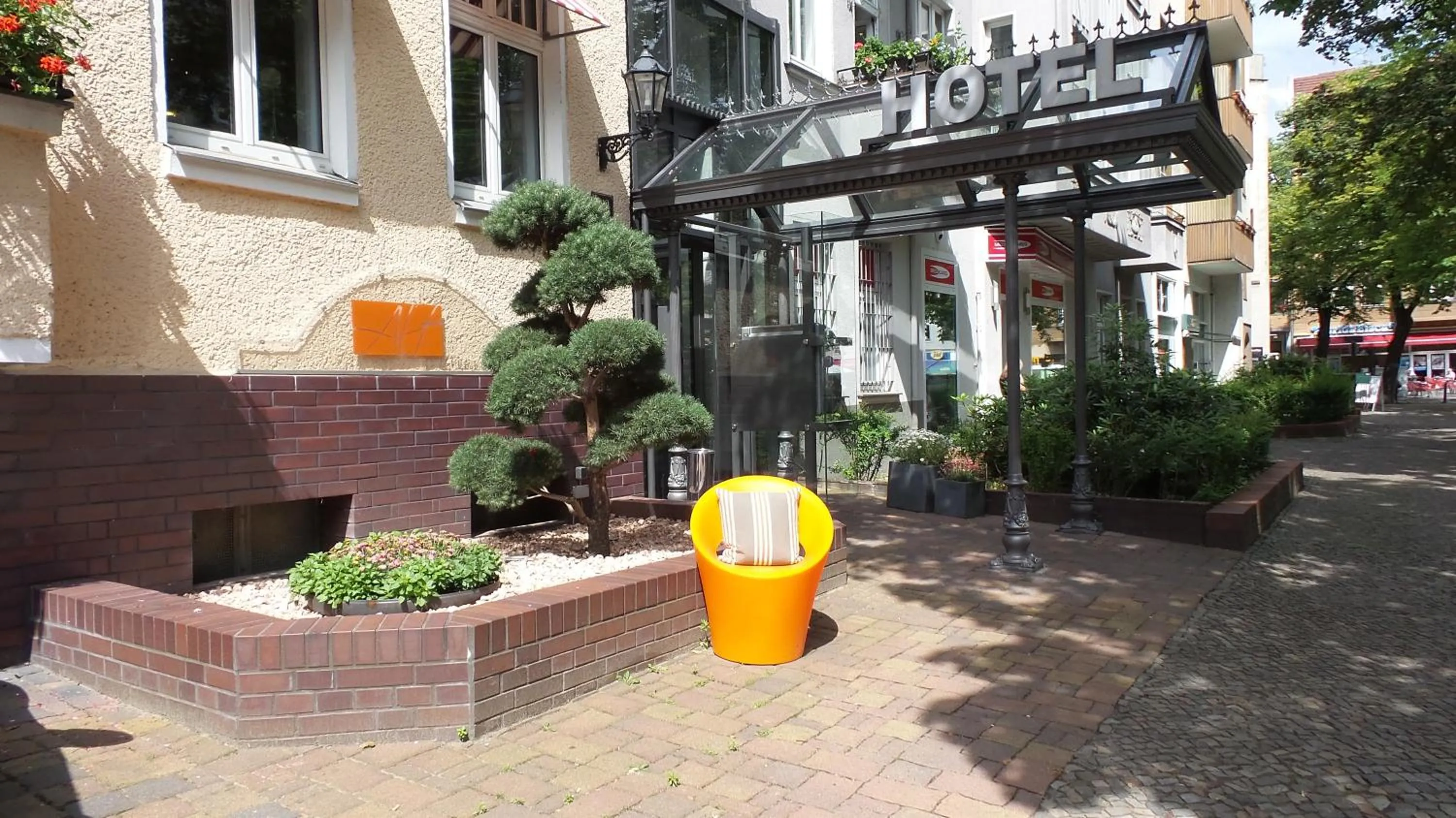 Facade/entrance in Hotel Alt - Tegel