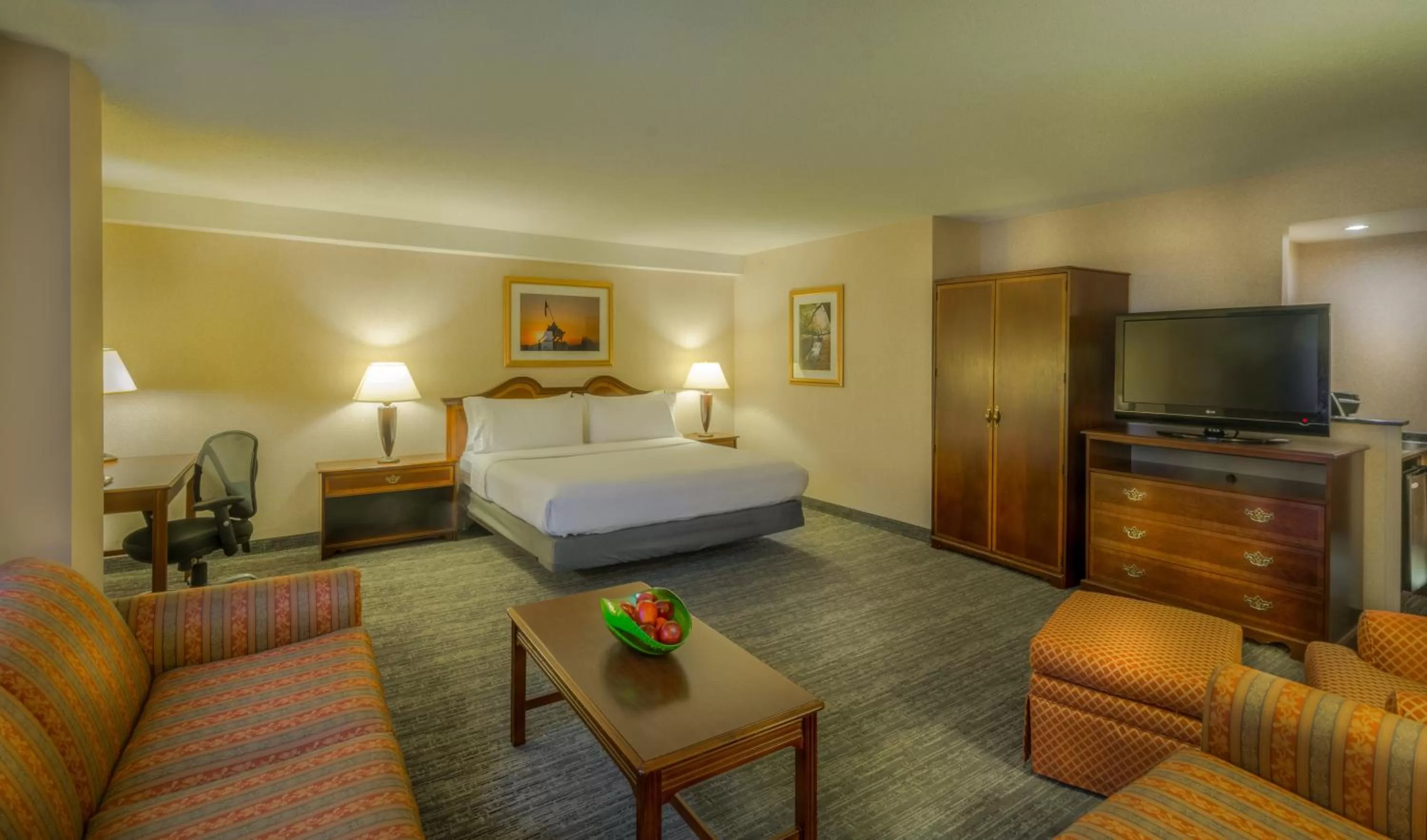 Photo of the whole room, Bed in Holiday Inn Arlington at Ballston by IHG