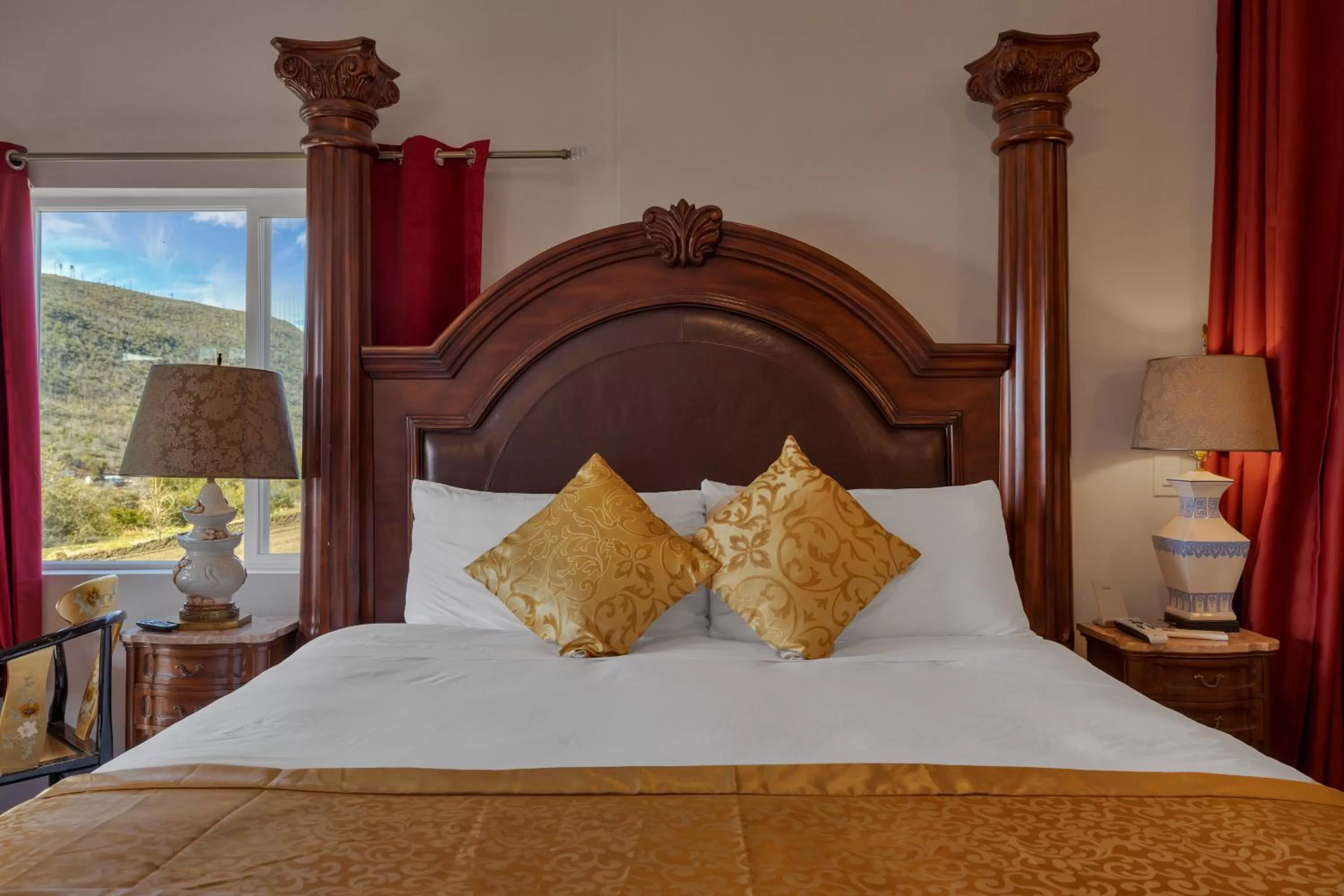 Bed in Quiet Mind Mountain Lodge, Retreat & Spa