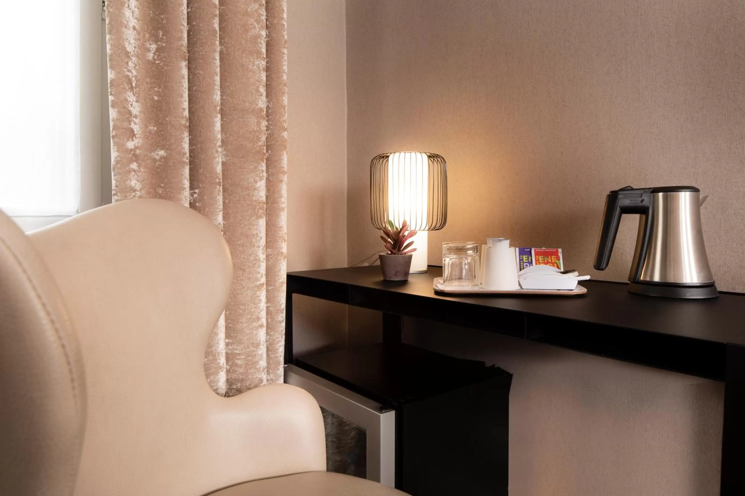 Coffee/tea facilities in Hôtel Plaza Étoile