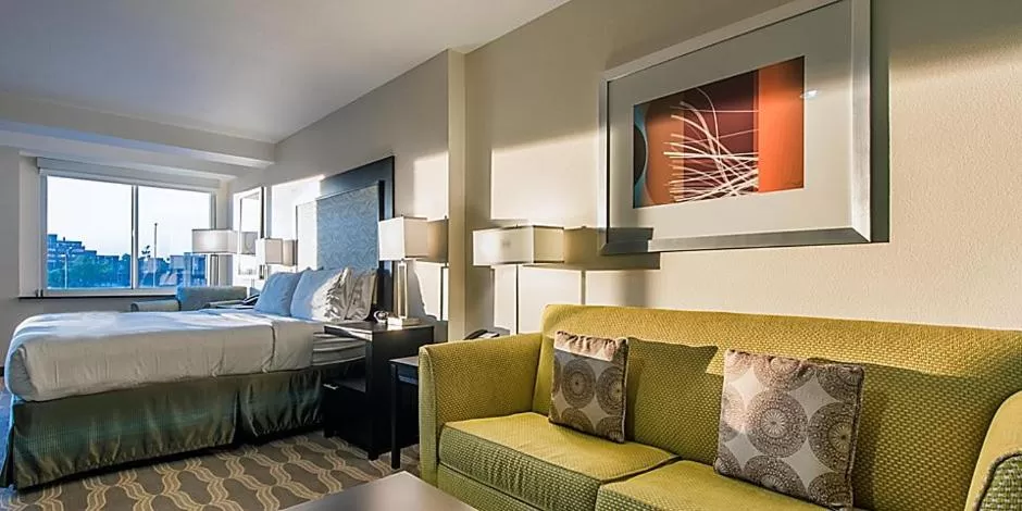 Living room, Bed in Holiday Inn Express & Suites Colorado Springs Central by IHG