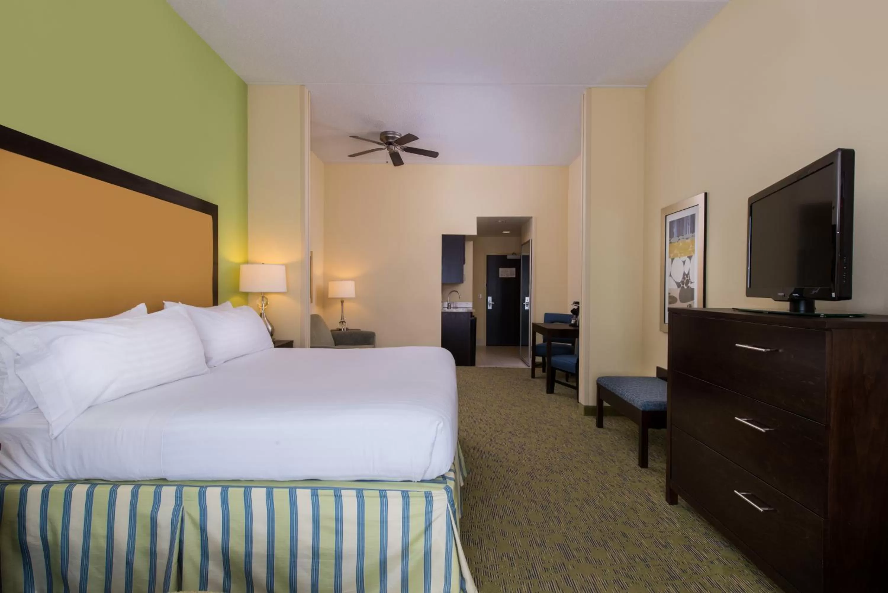 Photo of the whole room, Bed in Holiday Inn Express and Suites Dickson City by IHG