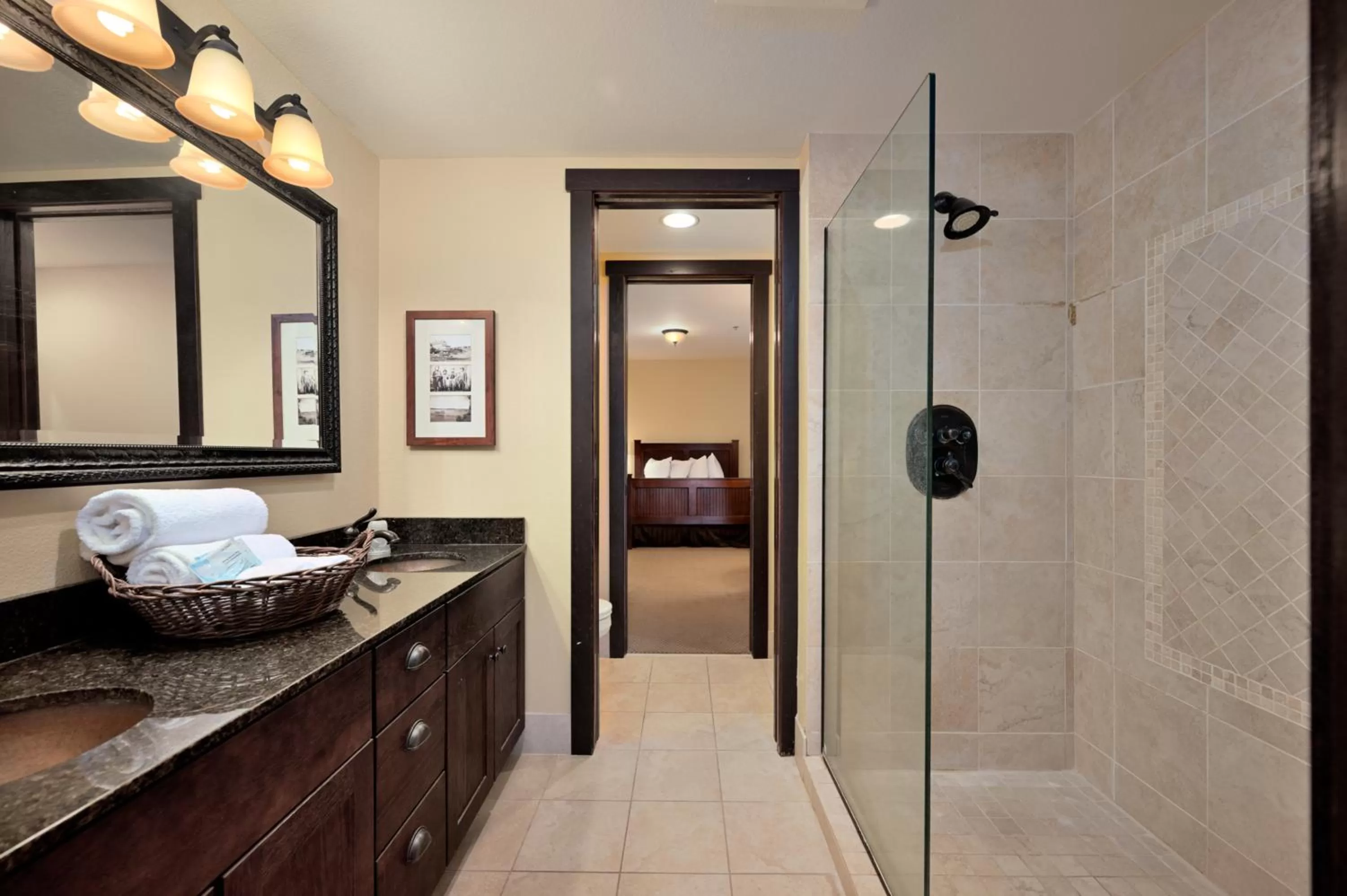 Lakeview Two-Bedroom One-Bath Condo in Chase On The Lake