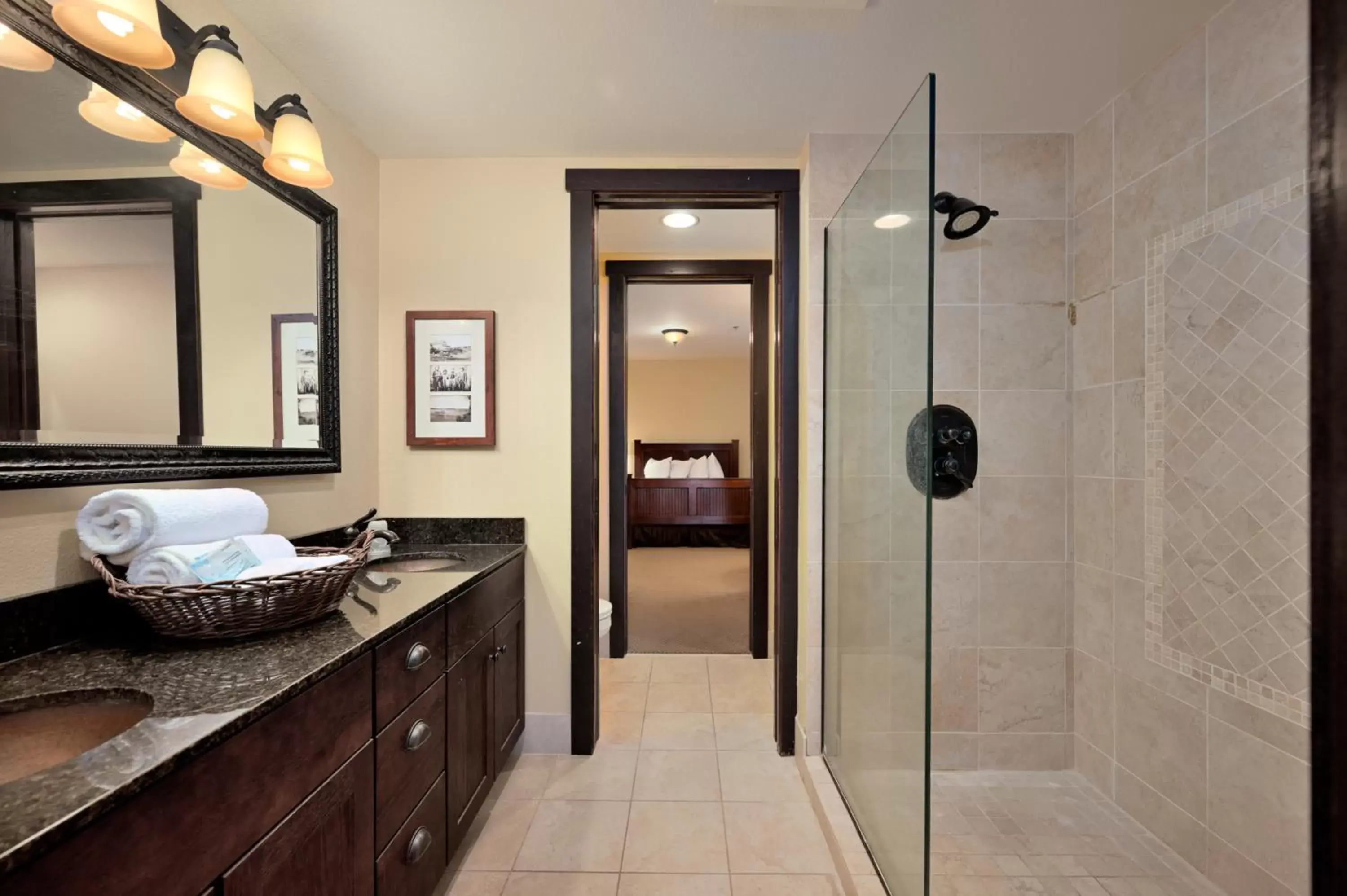 Lakeview Two-Bedroom One-Bath Condo in Chase On The Lake Lakeview Two-Bedroom One-Bath Condo in Chase On The Lake