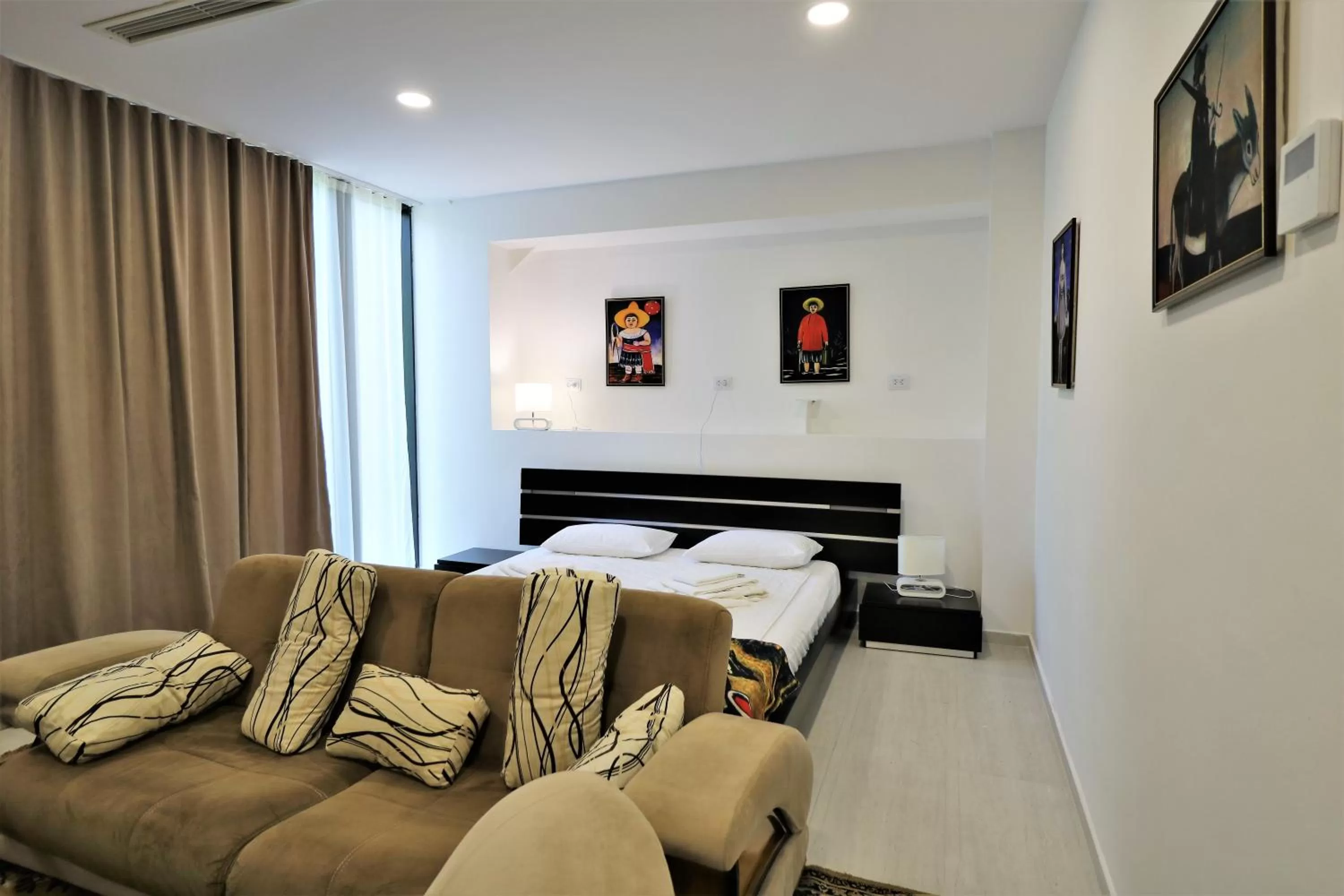 Photo of the whole room, Bed in Hotel Liberty Theatre