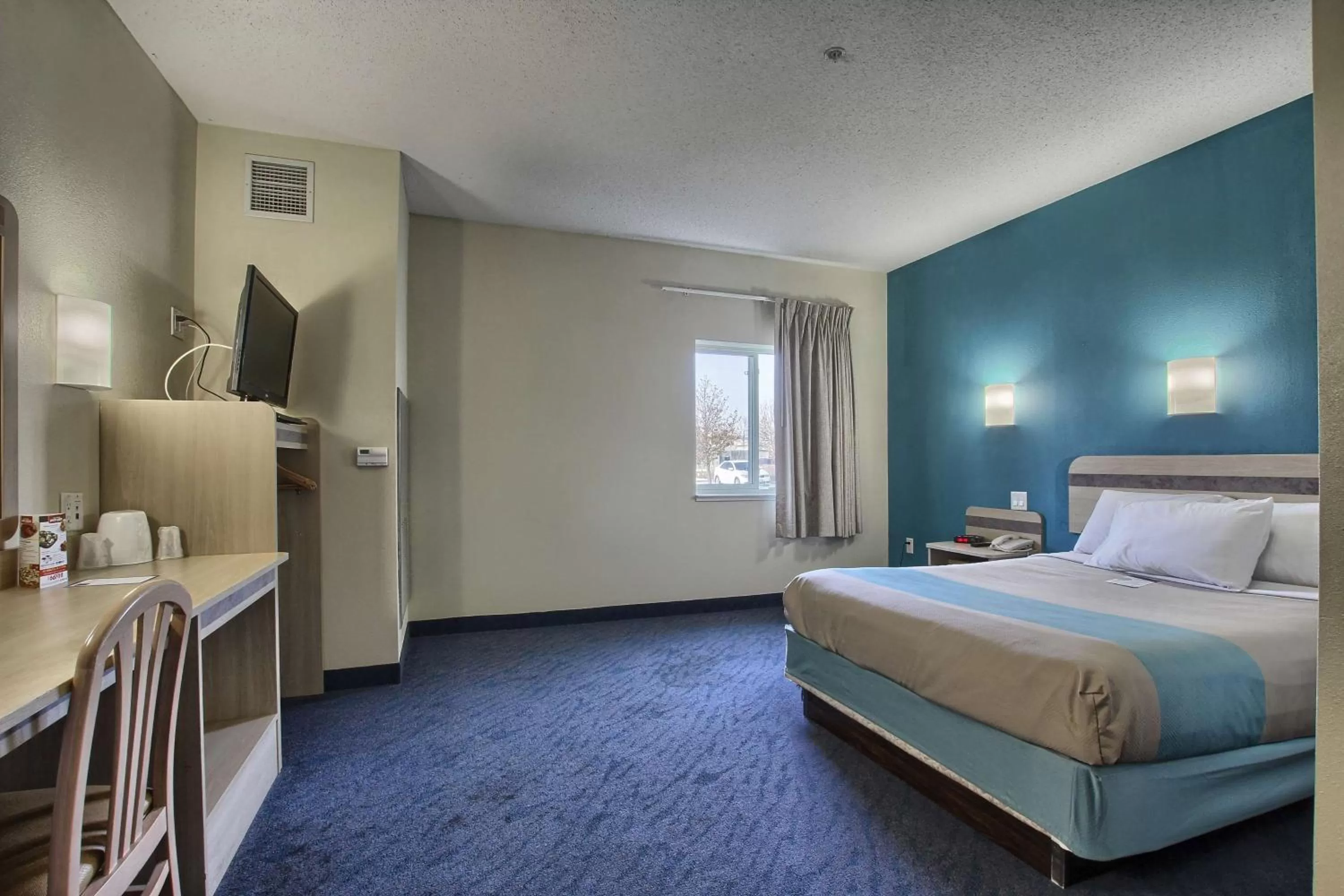 TV and multimedia, Bed in Motel 6-London, ON - Ontario