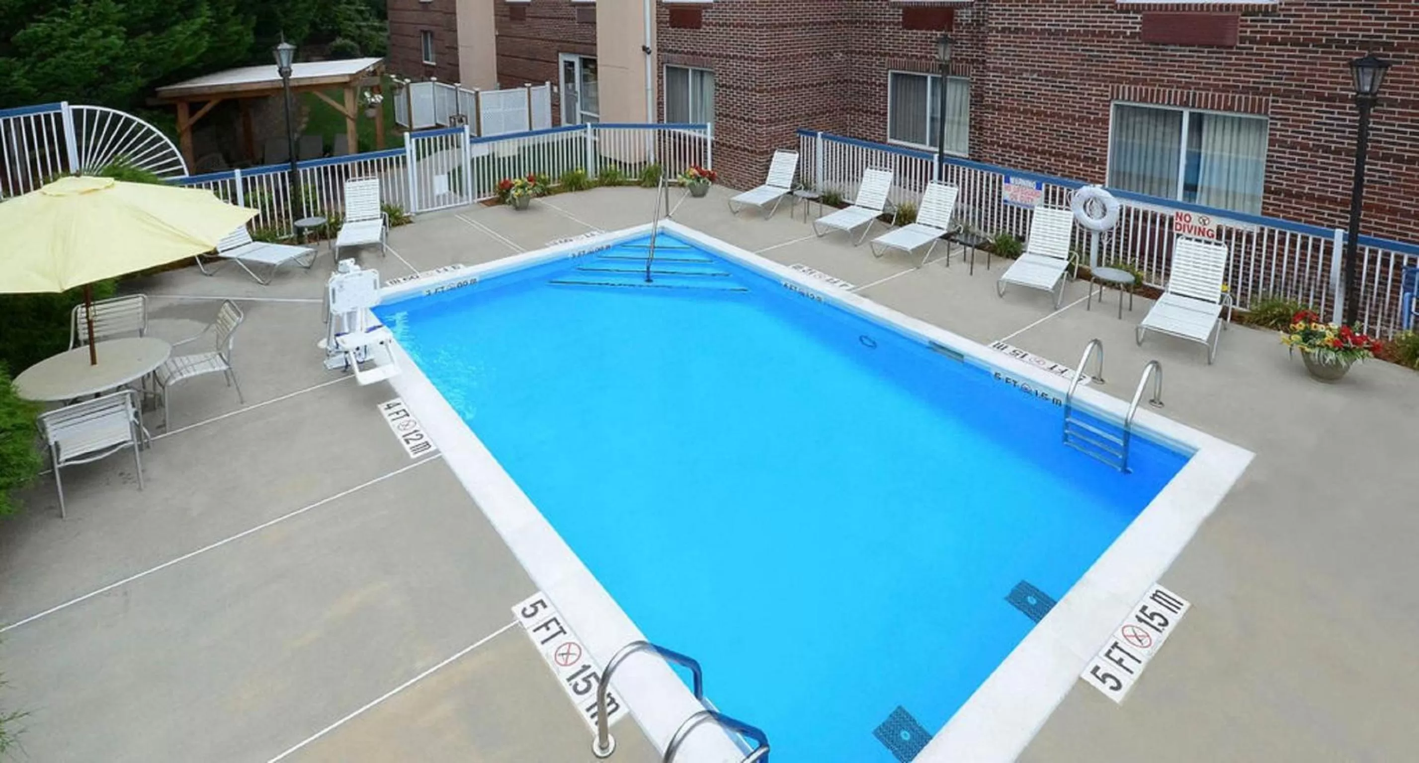 Swimming pool in Fairview Inn - Greensboro Airport