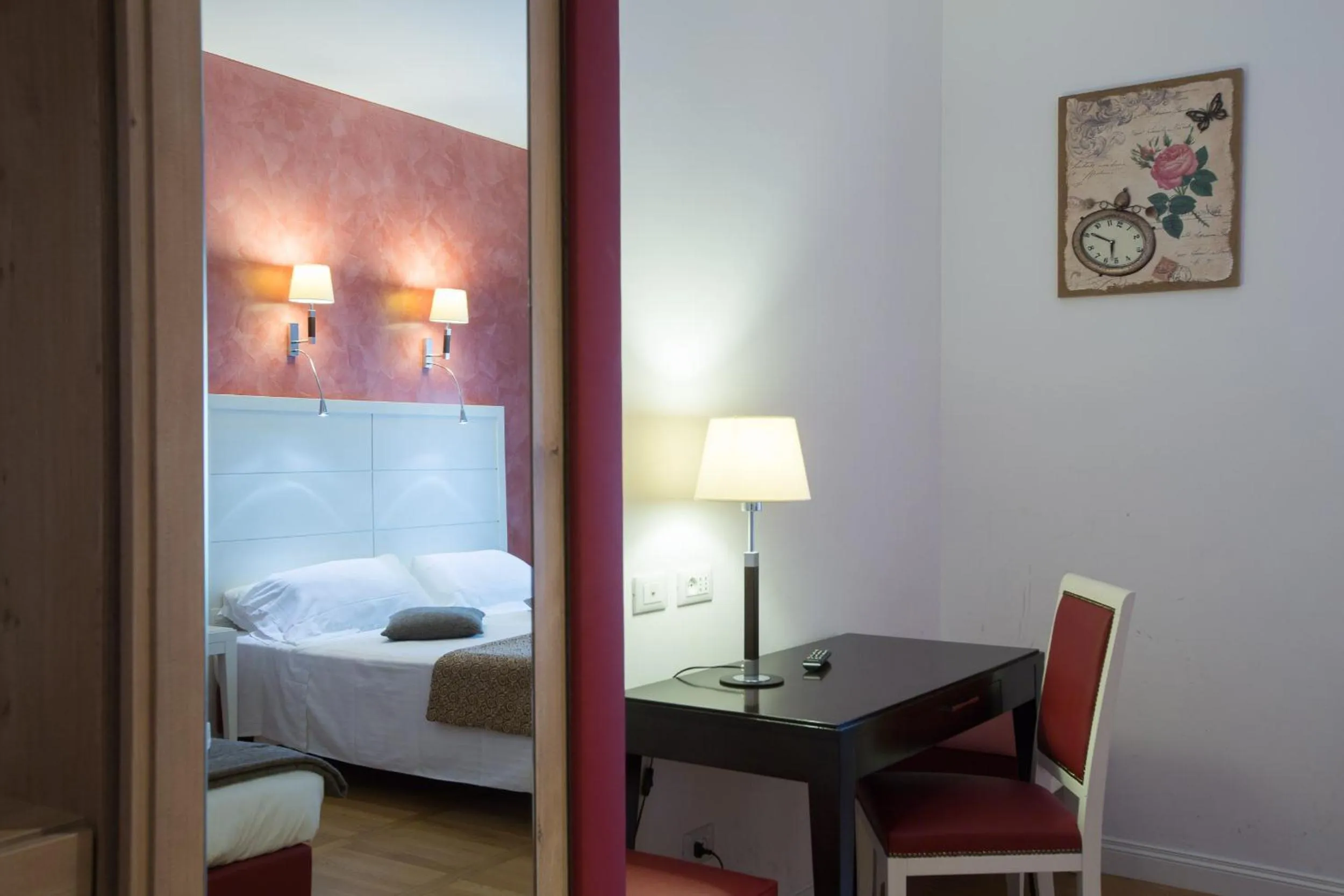 Seating area, Bed in Floris Hotel