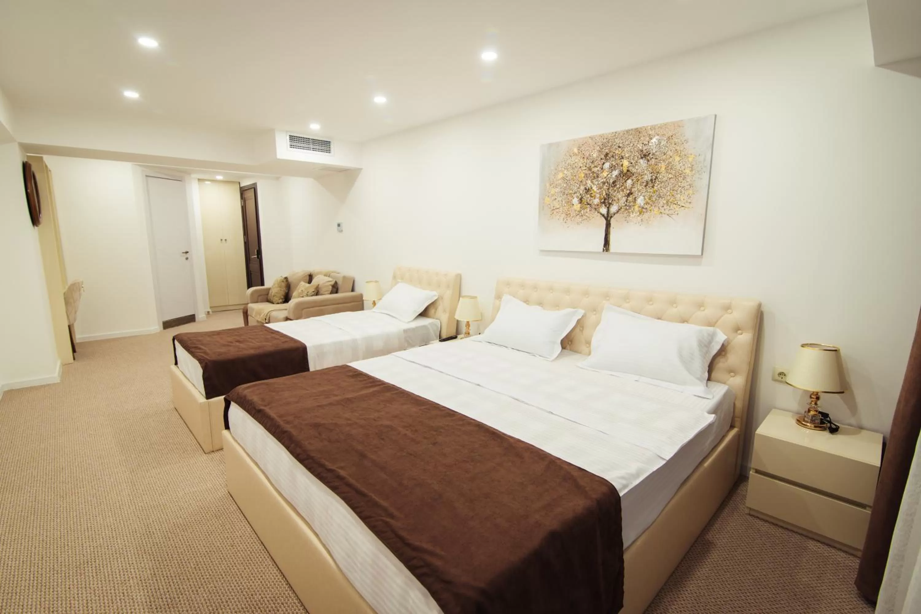 Photo of the whole room, Bed in Royal Plaza Hotel