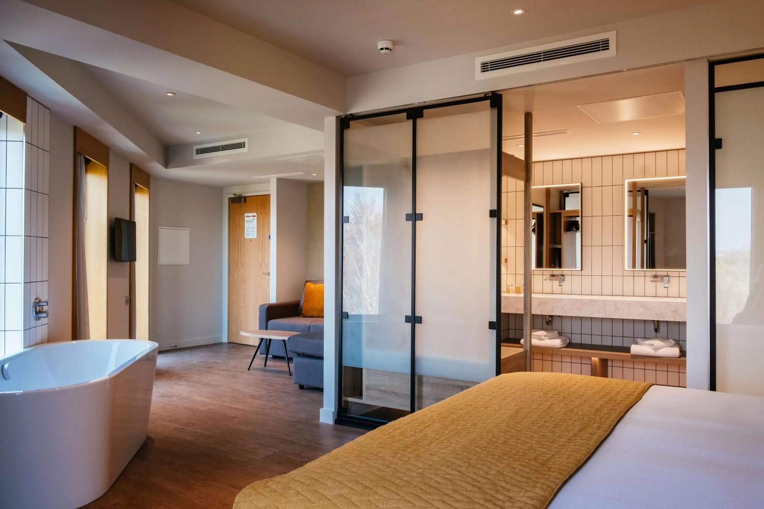 Bathroom, Bed in Hilton Garden Inn Snowdonia