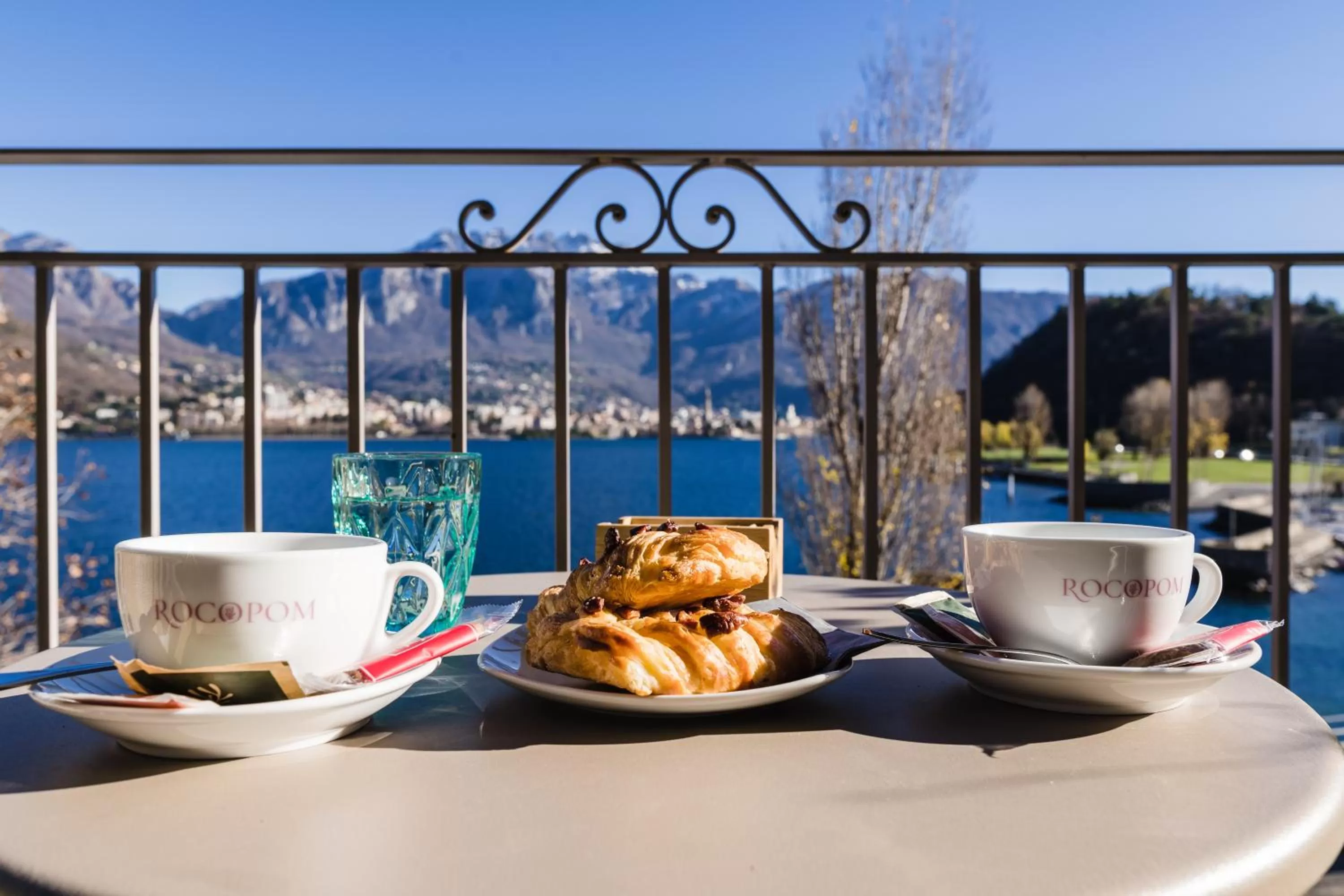 Lounge or bar in LUXURY SUITES ROCOPOM - Lake Front