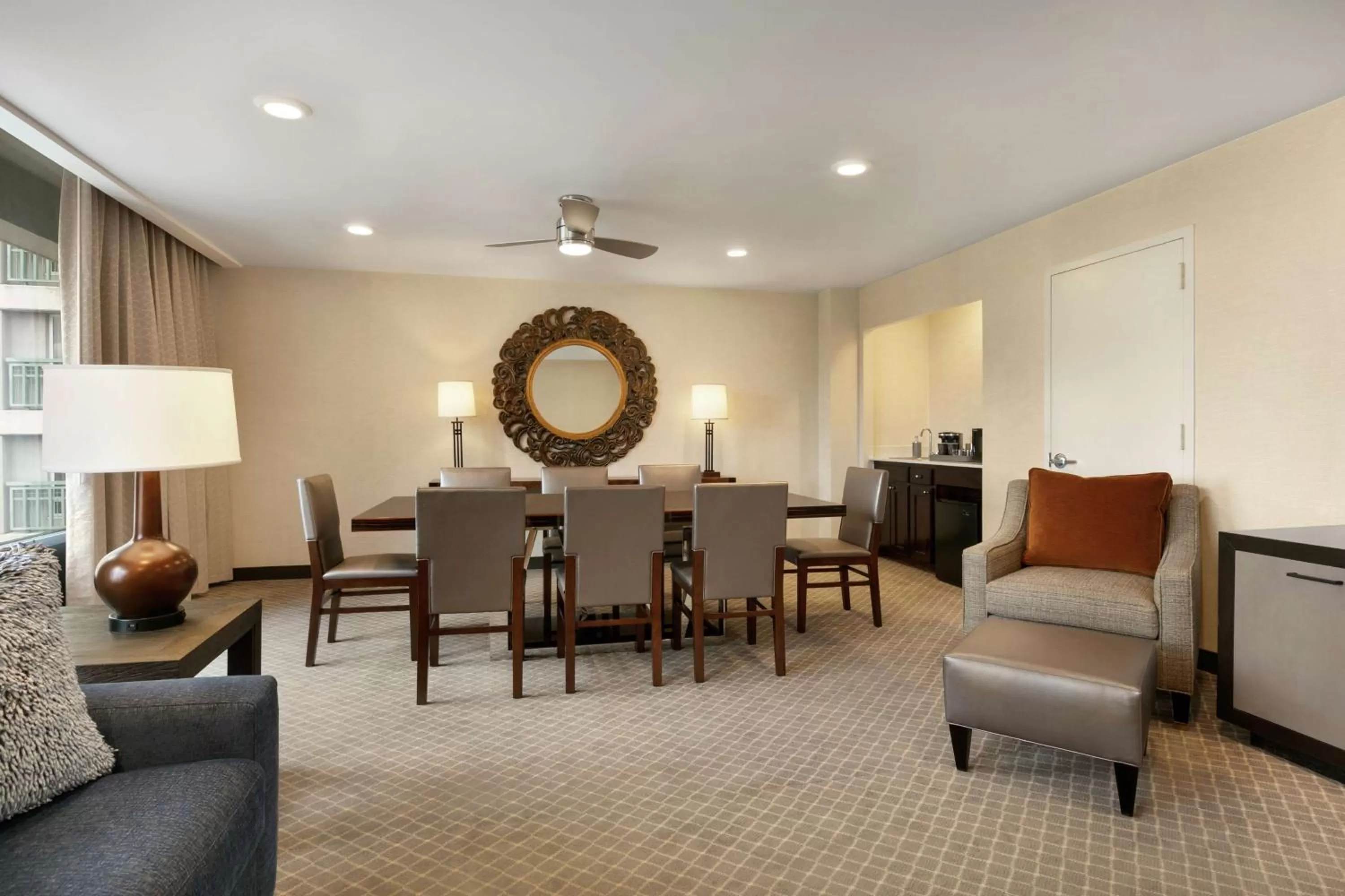 Living room in DoubleTree by Hilton McLean Tysons
