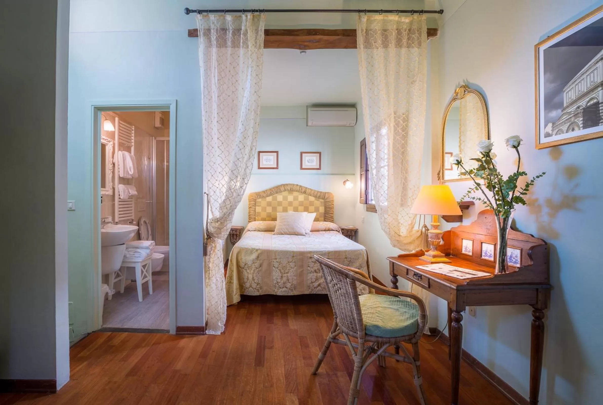 Photo of the whole room, Bed in Hotel Torre Guelfa Palazzo Acciaiuoli