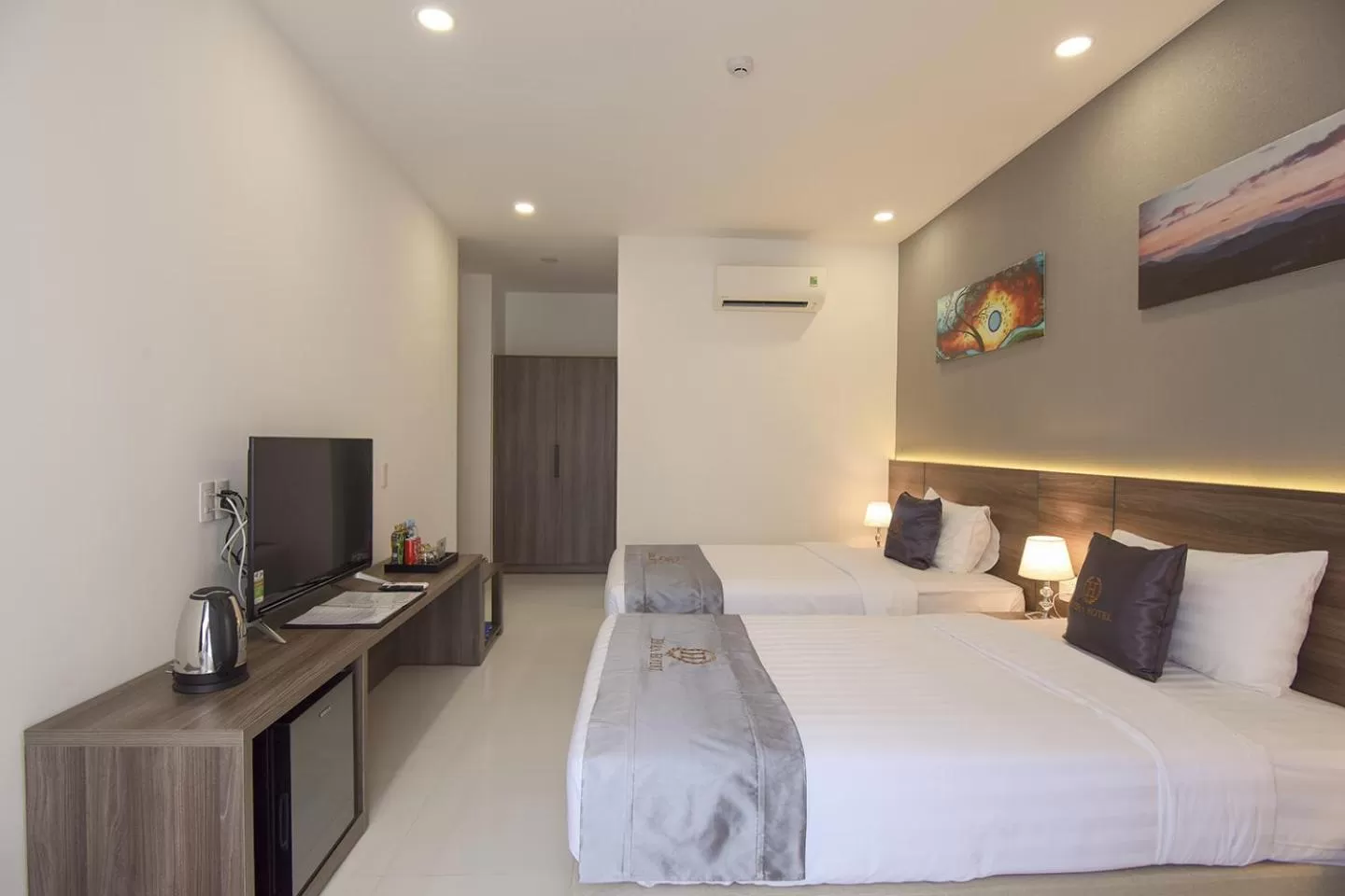 Communal lounge/ TV room, Bed in Hera Hotel Airport