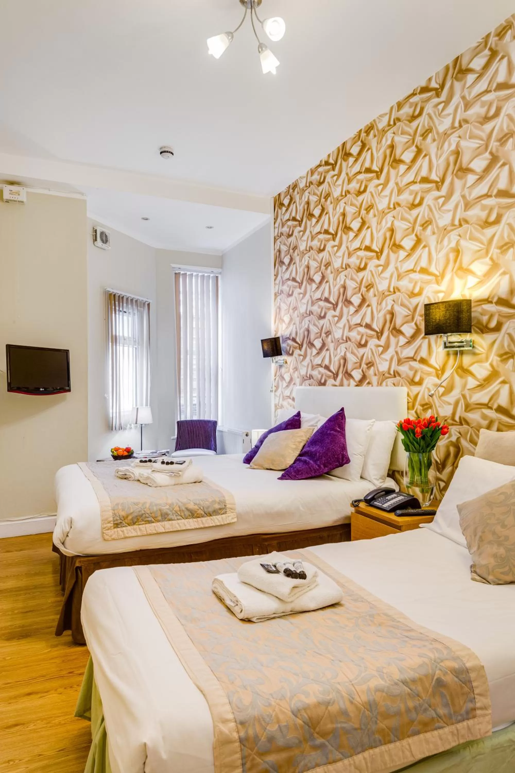 Bed in 1 Lexham Gardens Hotel