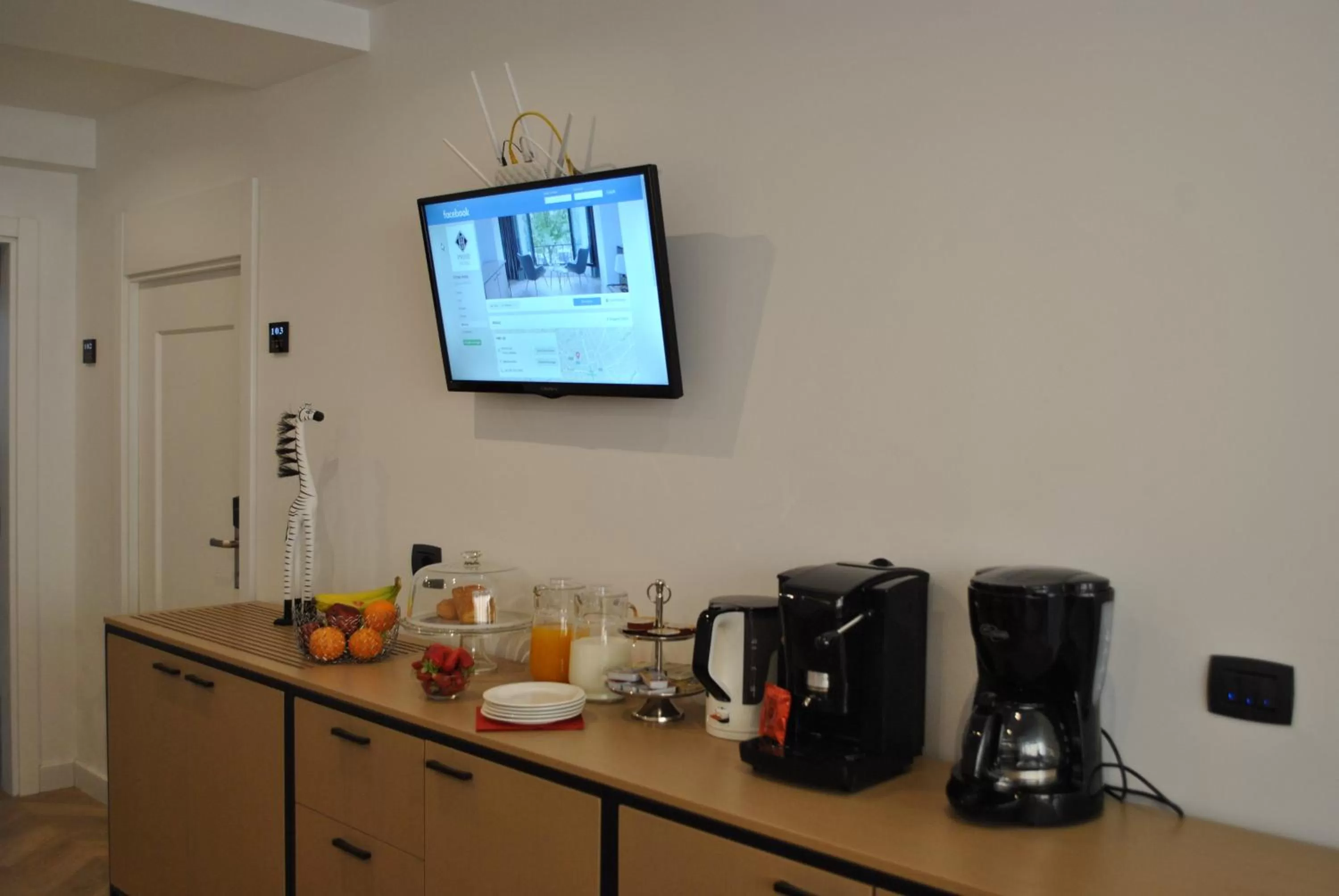 Coffee/tea facilities, TV/Entertainment Center in Prime Hotel