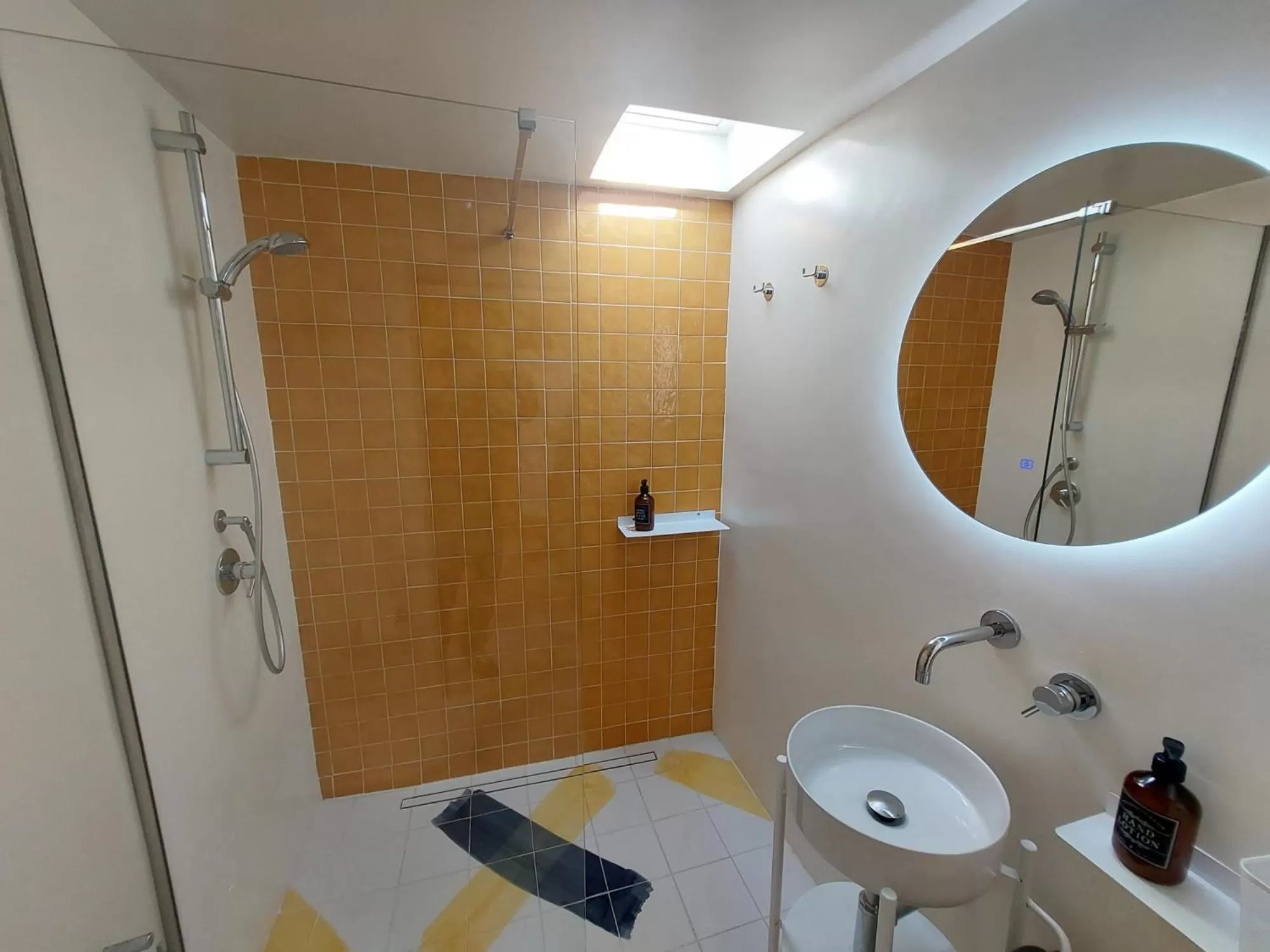 Shower, Bathroom in B&B Toledo Panoramic Rooftop with terrace