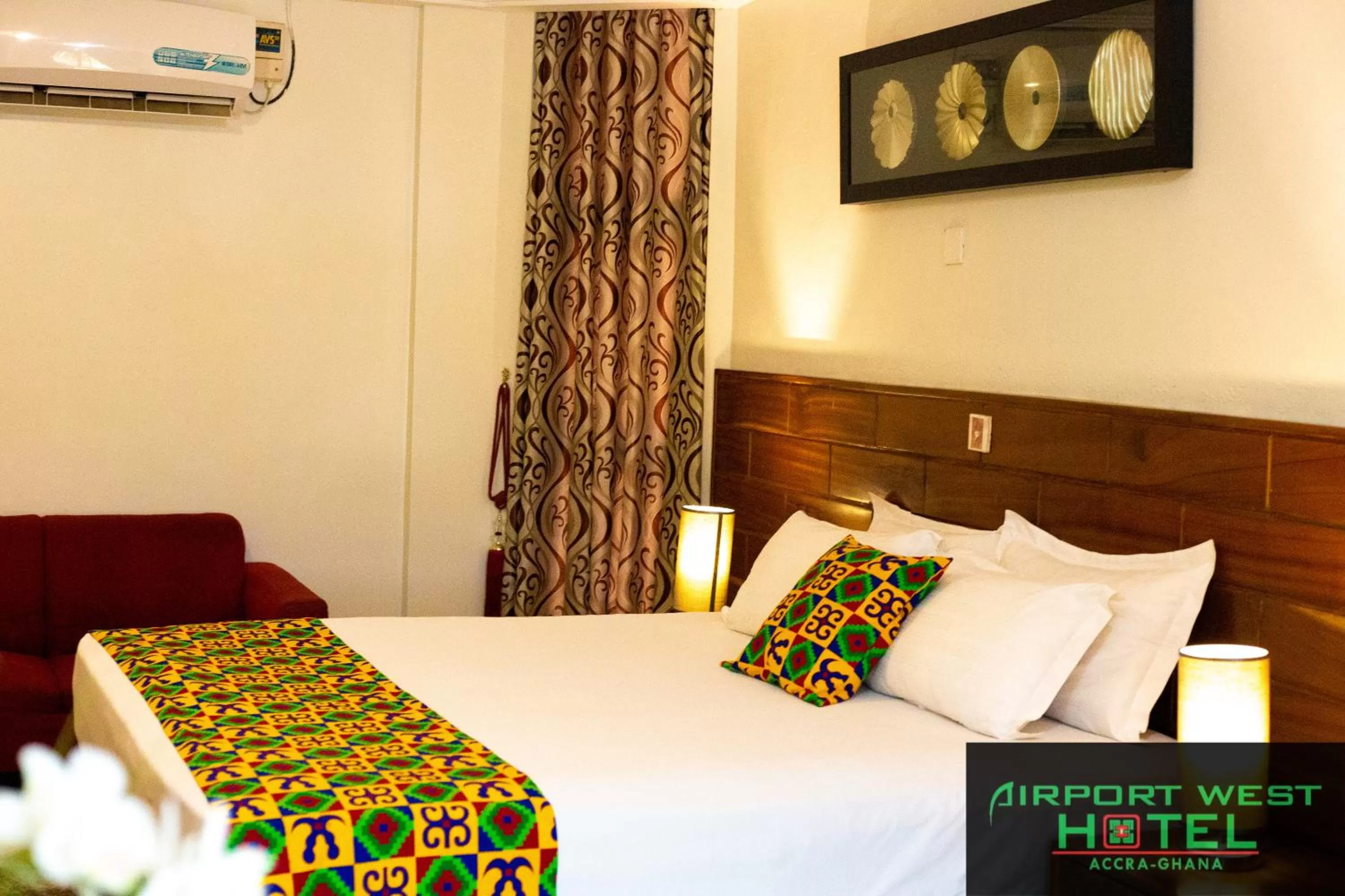 Bedroom, Bed in Airport West Hotel