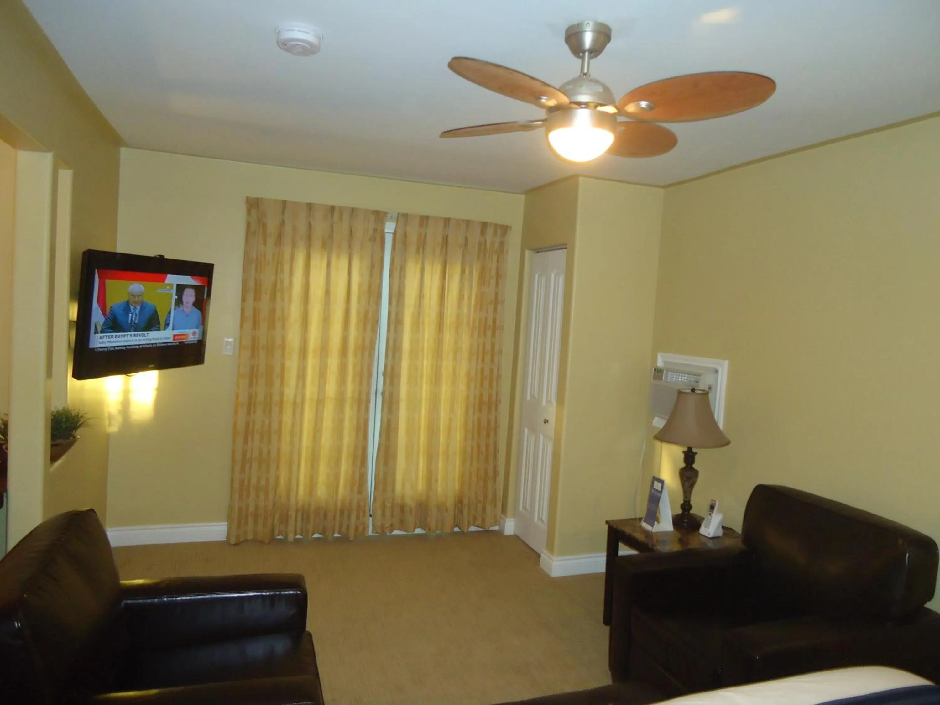 TV and multimedia in Bayside Inn & Waterfront Suites