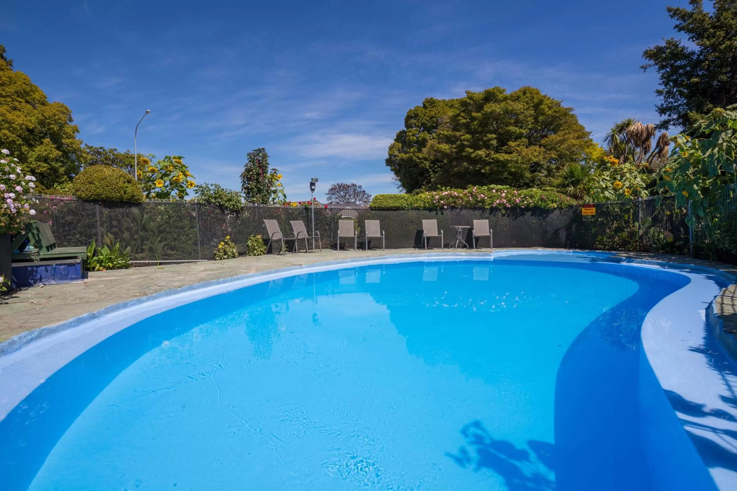 Swimming pool in Middle Park Motel