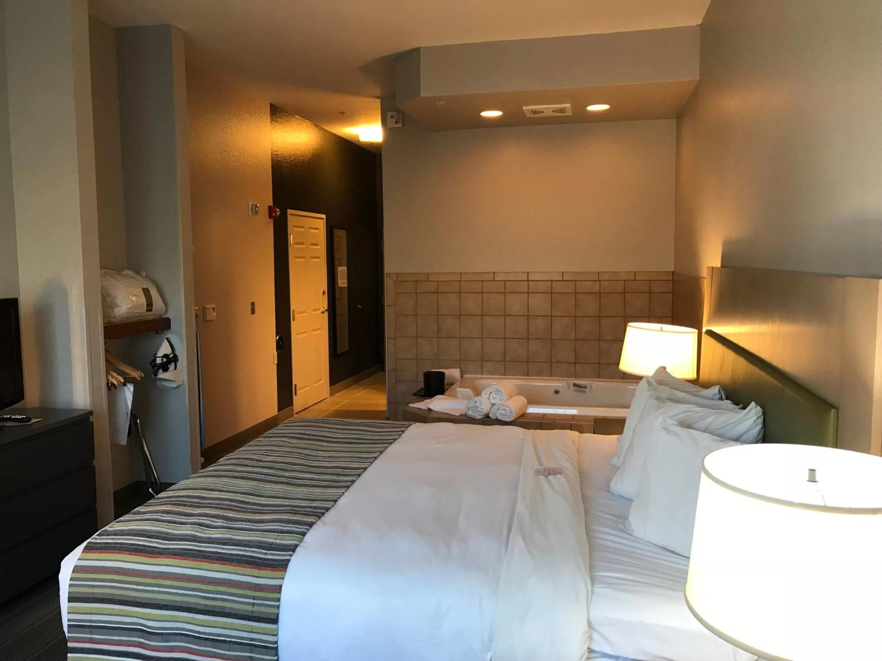 Hot Tub, Bed in Country Inn & Suites by Radisson, Fond du Lac, WI