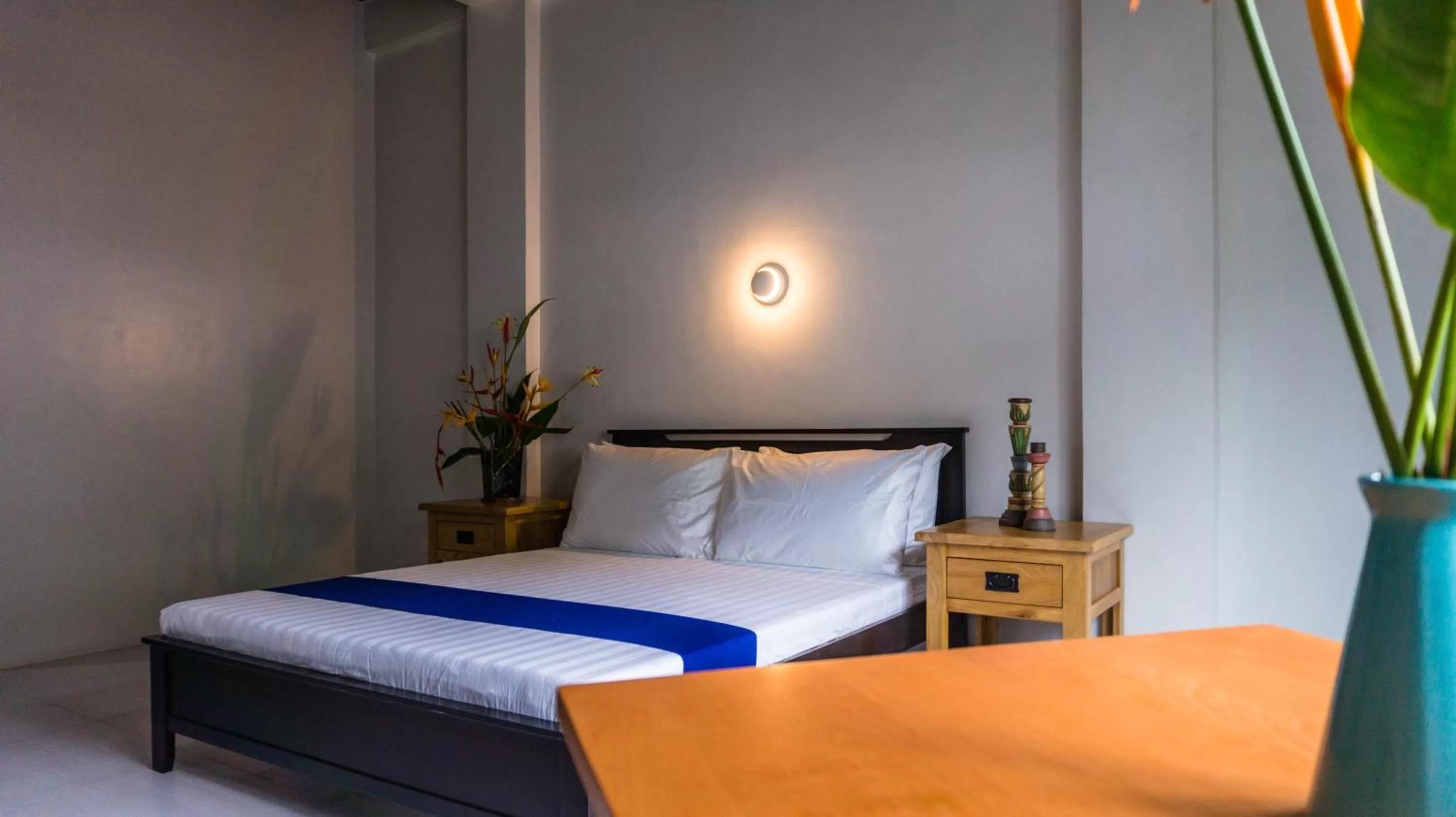 Photo of the whole room, Bed in South Anchorage Inn