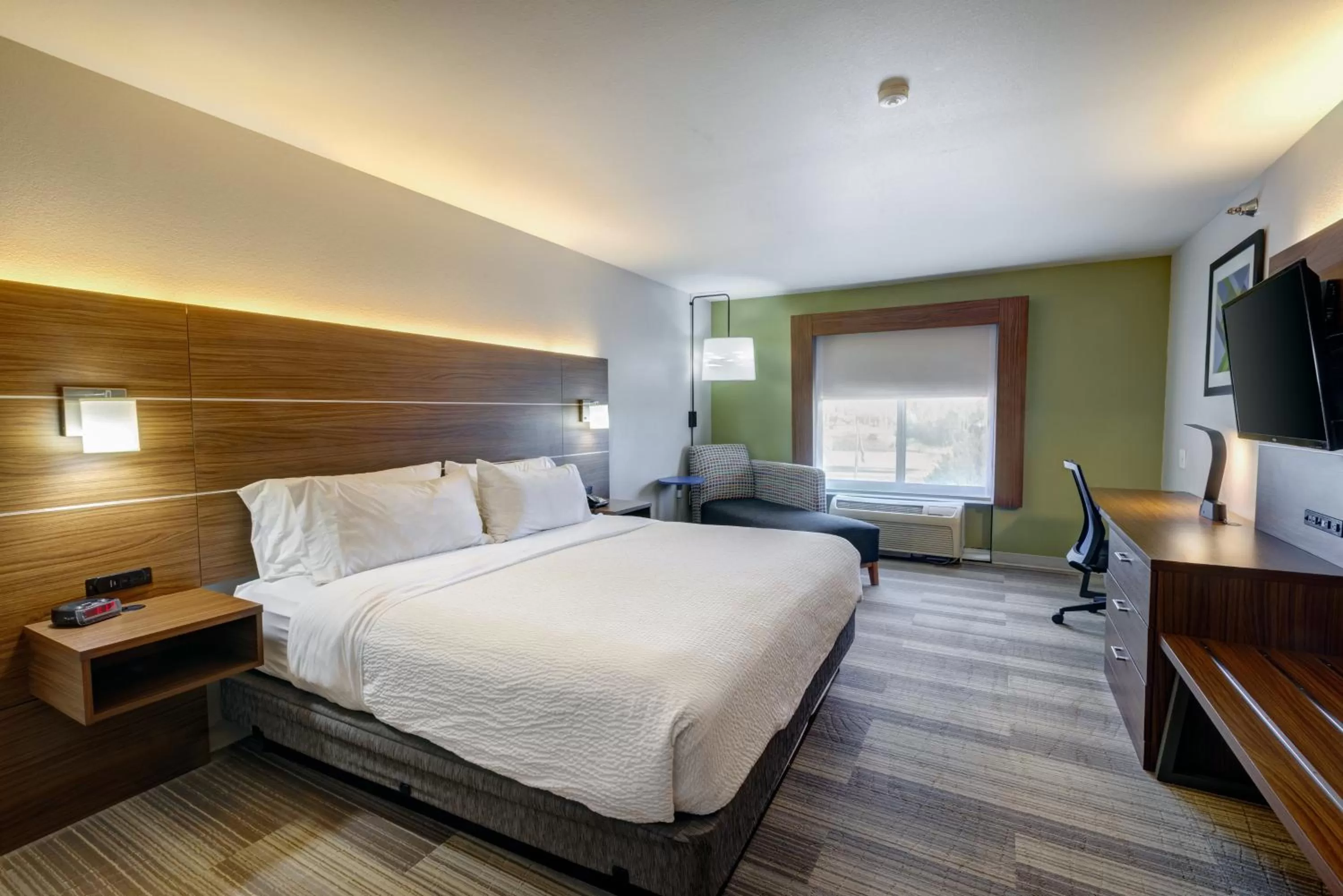 Photo of the whole room, Bed in Holiday Inn Express & Suites Shelbyville Indianapolis by IHG