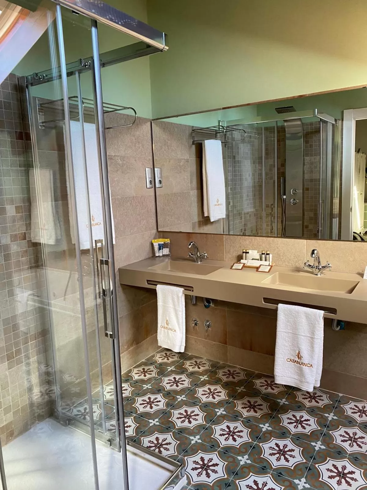 Shower in HOTEL CASABLANCA BOUTIQUE