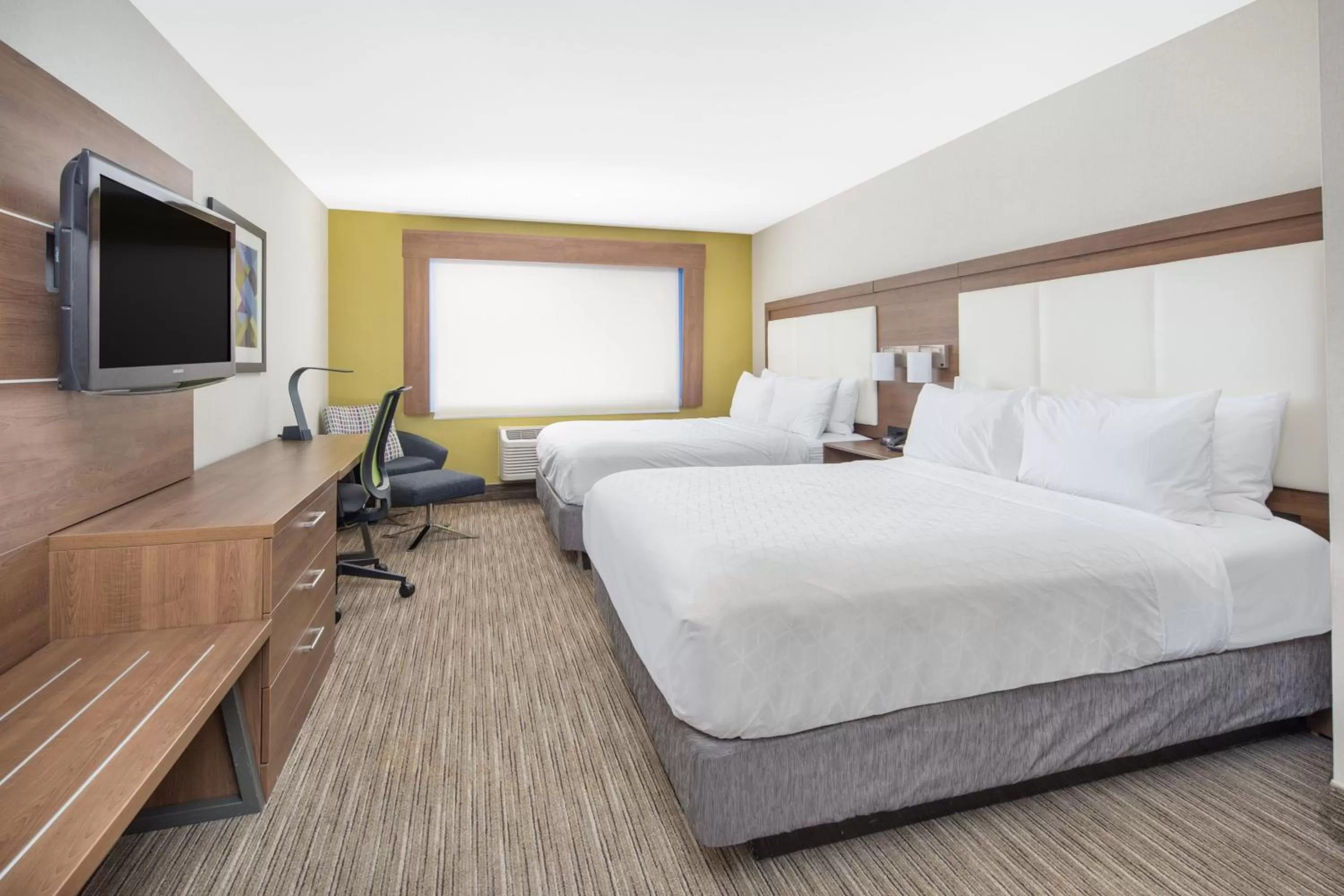 Photo of the whole room, Bed in Holiday Inn Express Hotel & Suites Bishop by IHG