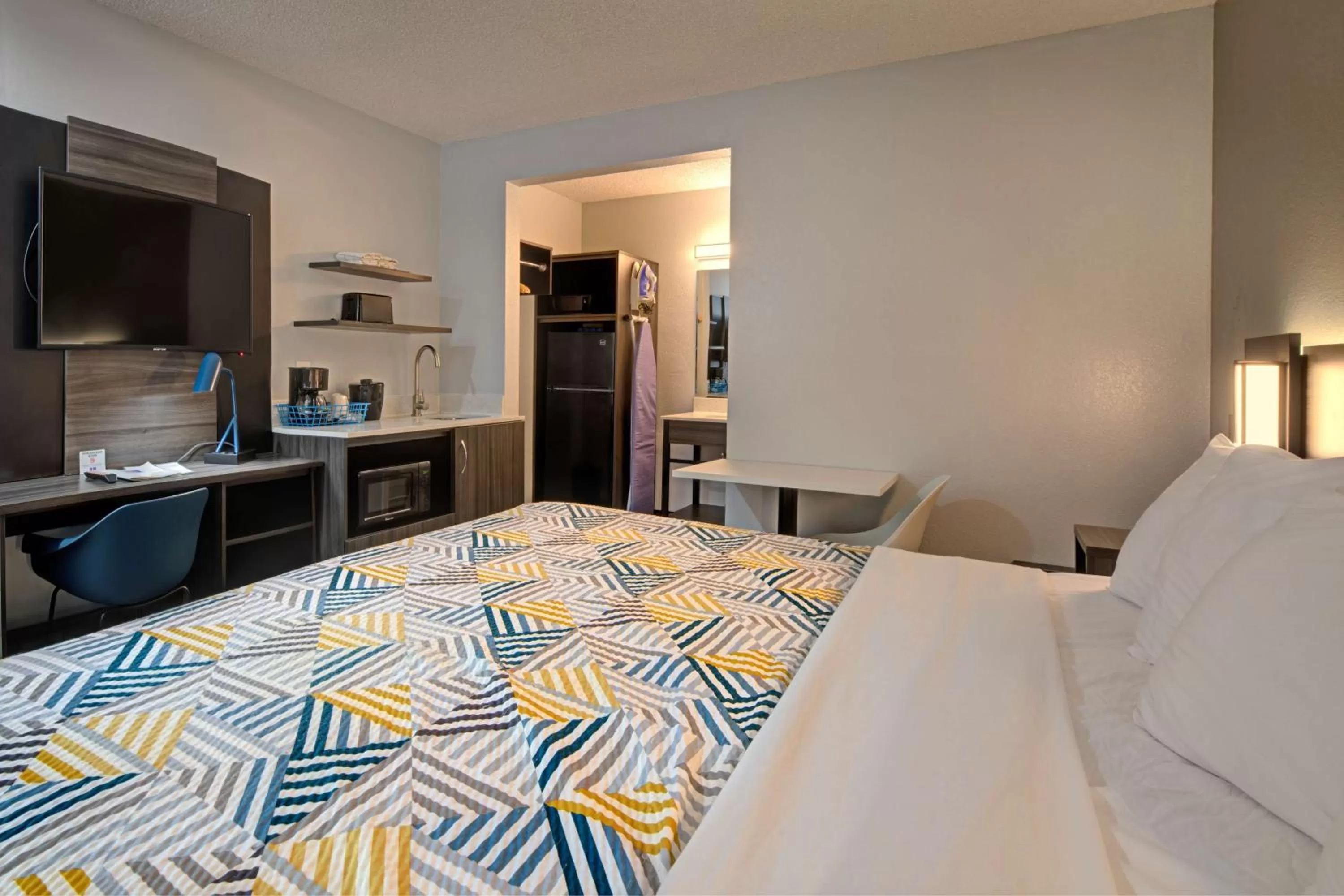 Photo of the whole room in Studio 6 Grand Junction, CO