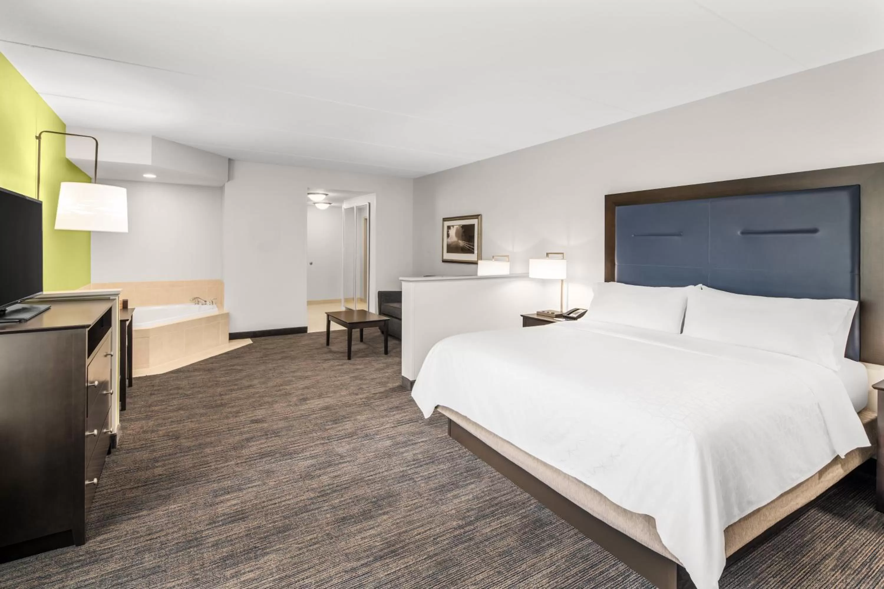 Photo of the whole room, Bed in Holiday Inn Express & Suites Wilmington-Newark by IHG