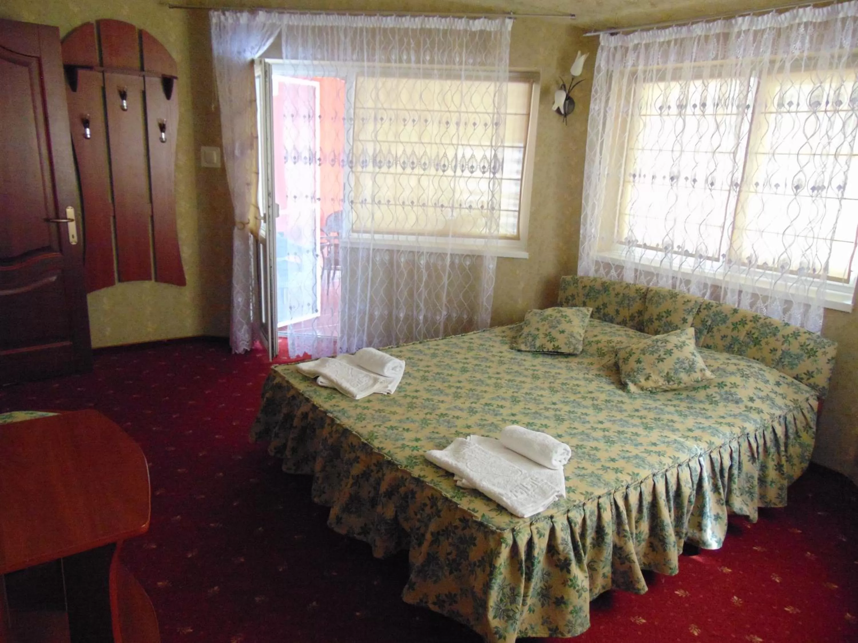 Bedroom, Bed in Hotel Serpanok