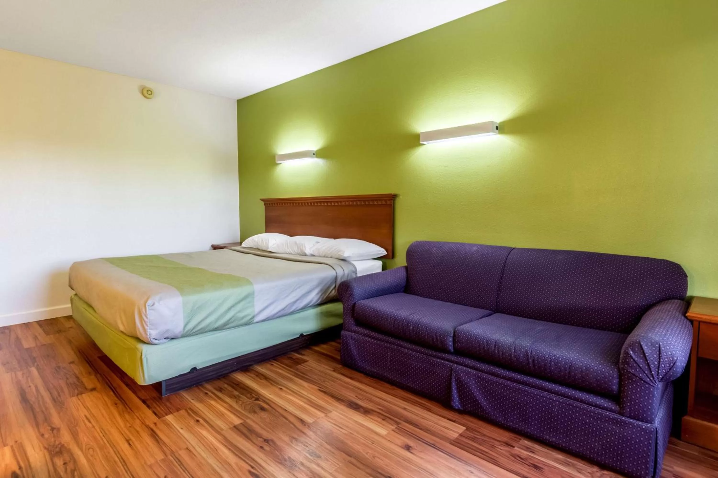 Photo of the whole room in Motel 6-Springfield, OH