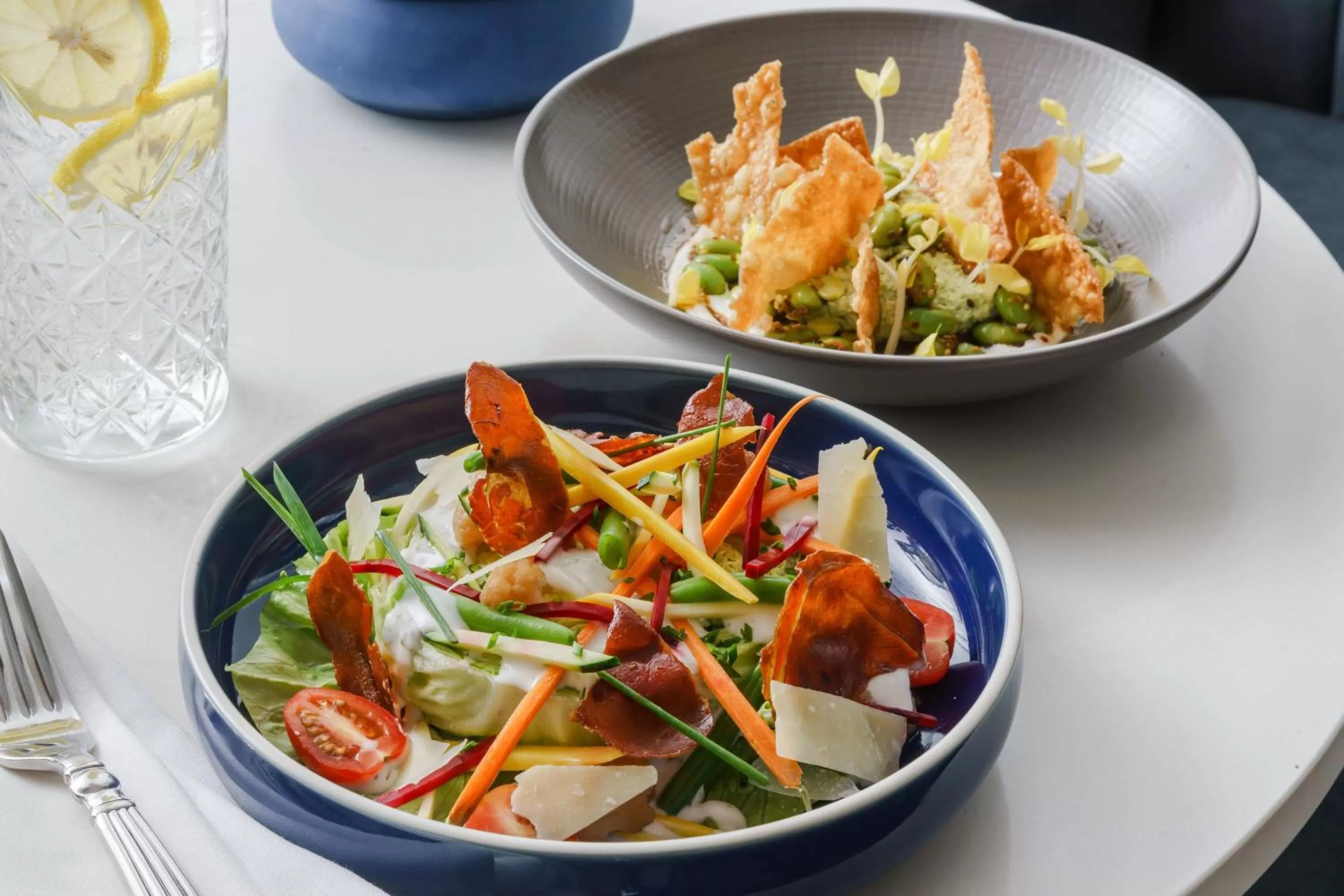 Lounge or bar in The Algonquin Hotel Times Square, Autograph Collection