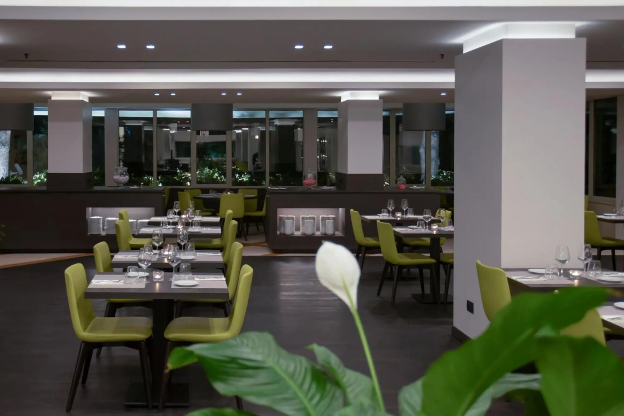 Restaurant/places to eat in Mercure Roma West