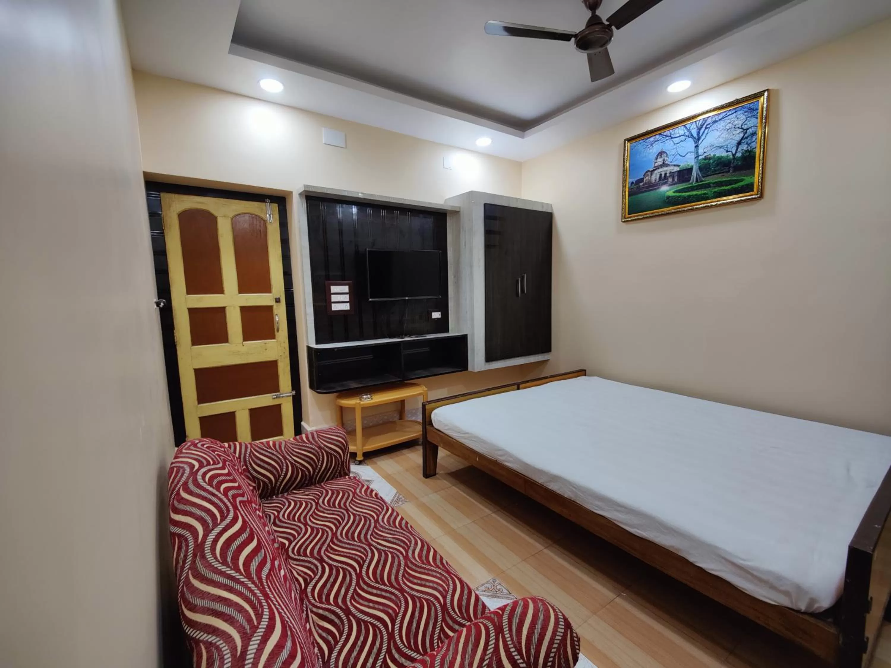 Photo of the whole room, Bed in Monalisa Lodge